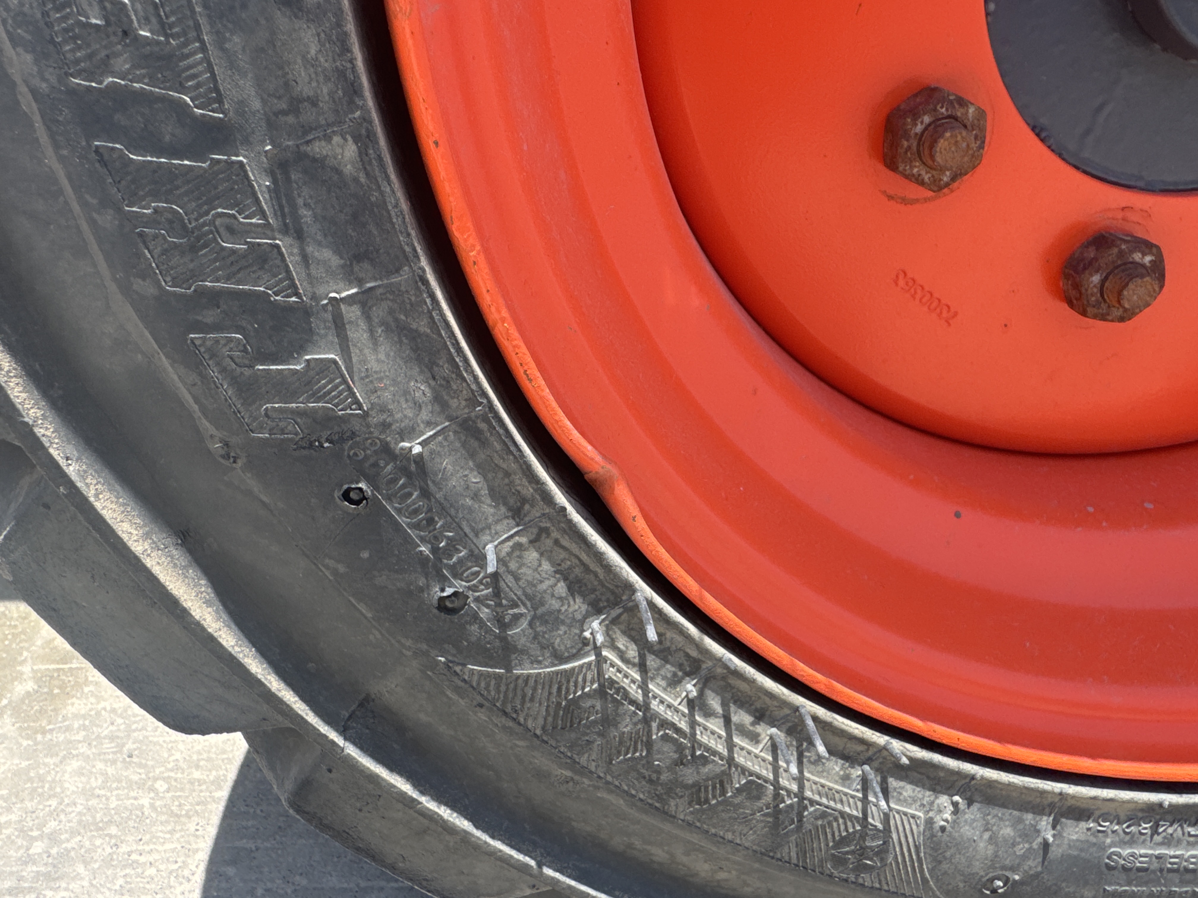 SSL-021-Bobcat-S510-Skid-steer-loaders-inspection-Chassis-Right-front-tire-/-wheel-hub---condition-1