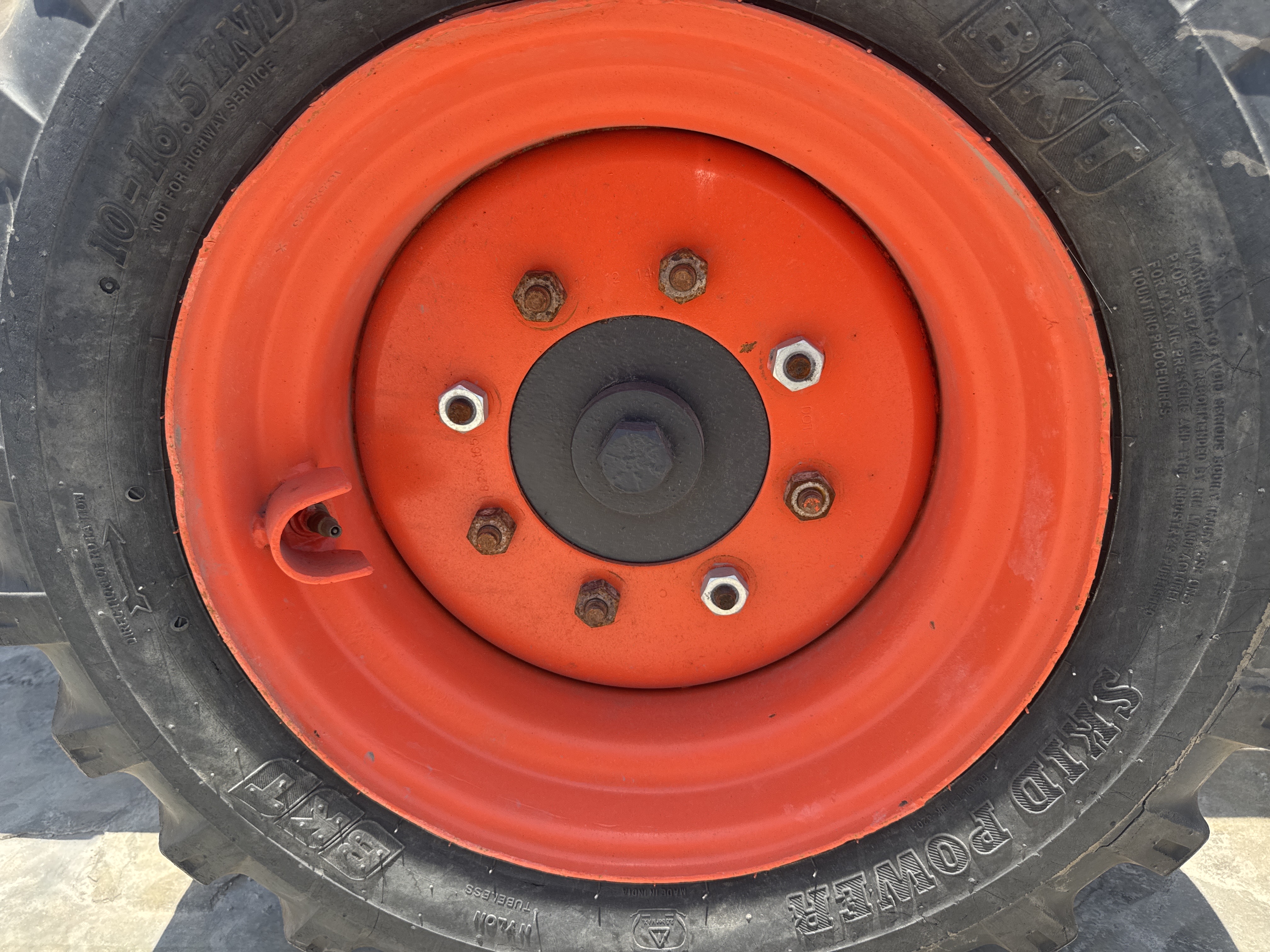 SSL-021-Bobcat-S510-Skid-steer-loaders-inspection-Chassis-Right-rear-tire-/-wheel-hub---condition-1