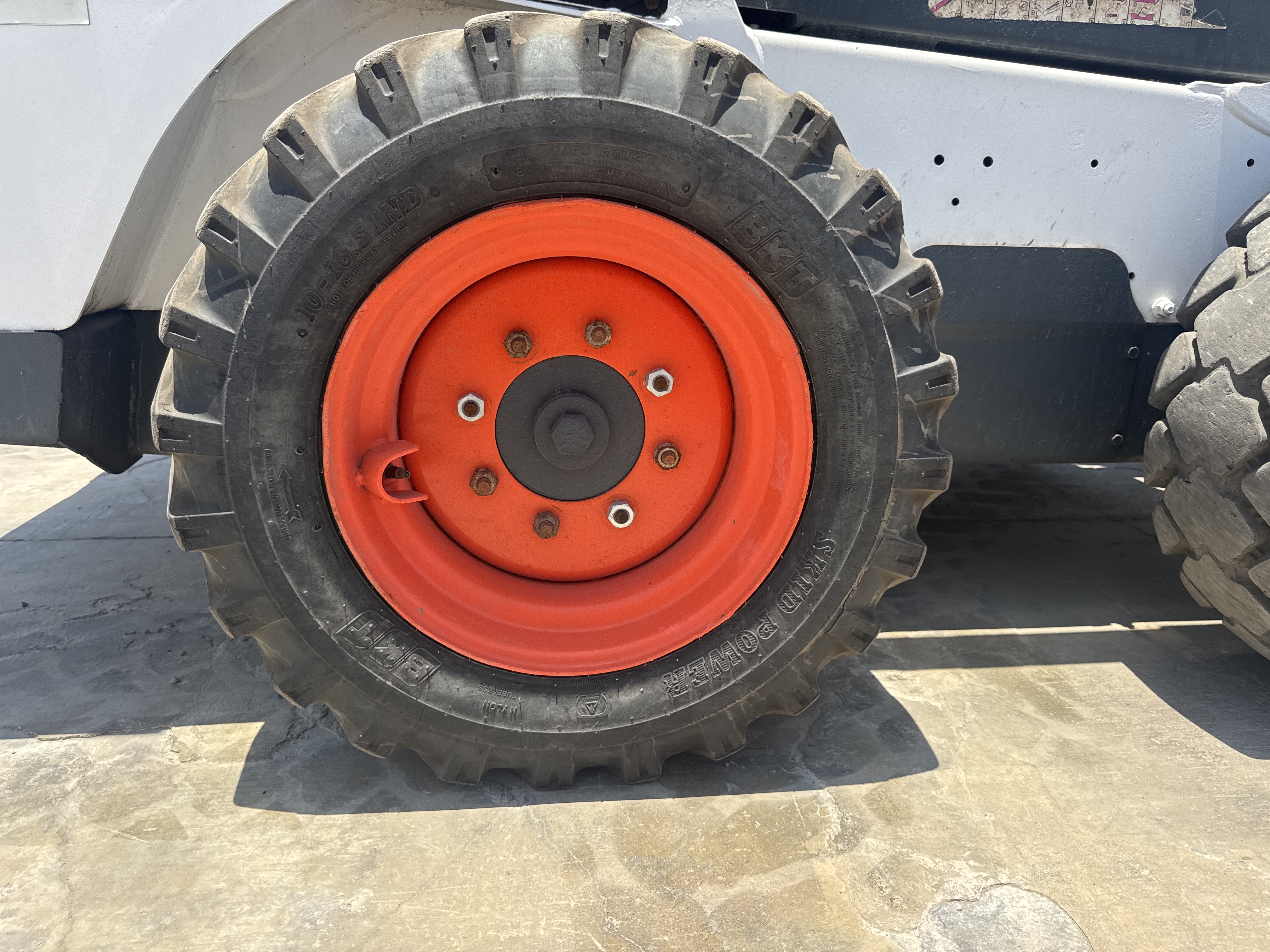 SSL-021-Bobcat-S510-Skid-steer-loaders-inspection-Chassis-Right-rear-tire-/-wheel-hub---condition-1