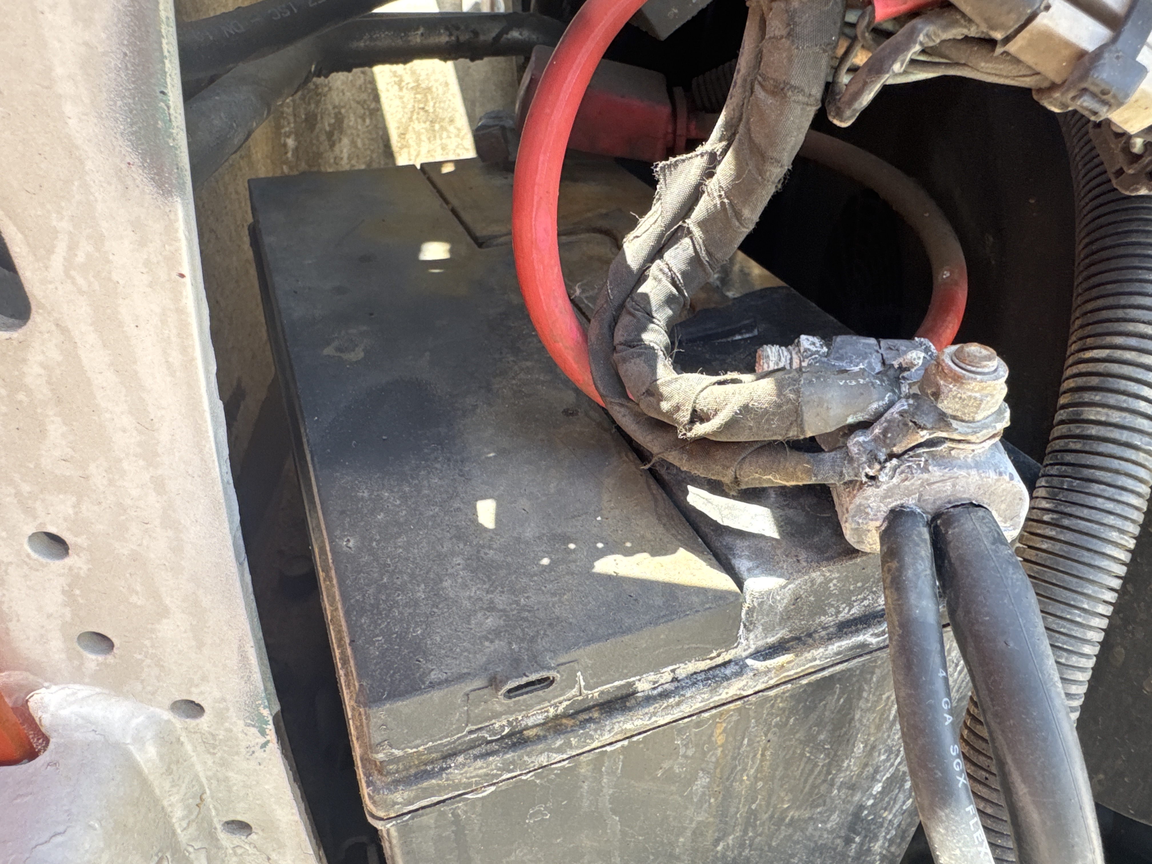 SSL-021-Bobcat-S510-Skid-steer-loaders-inspection-Electronics-Battery-1