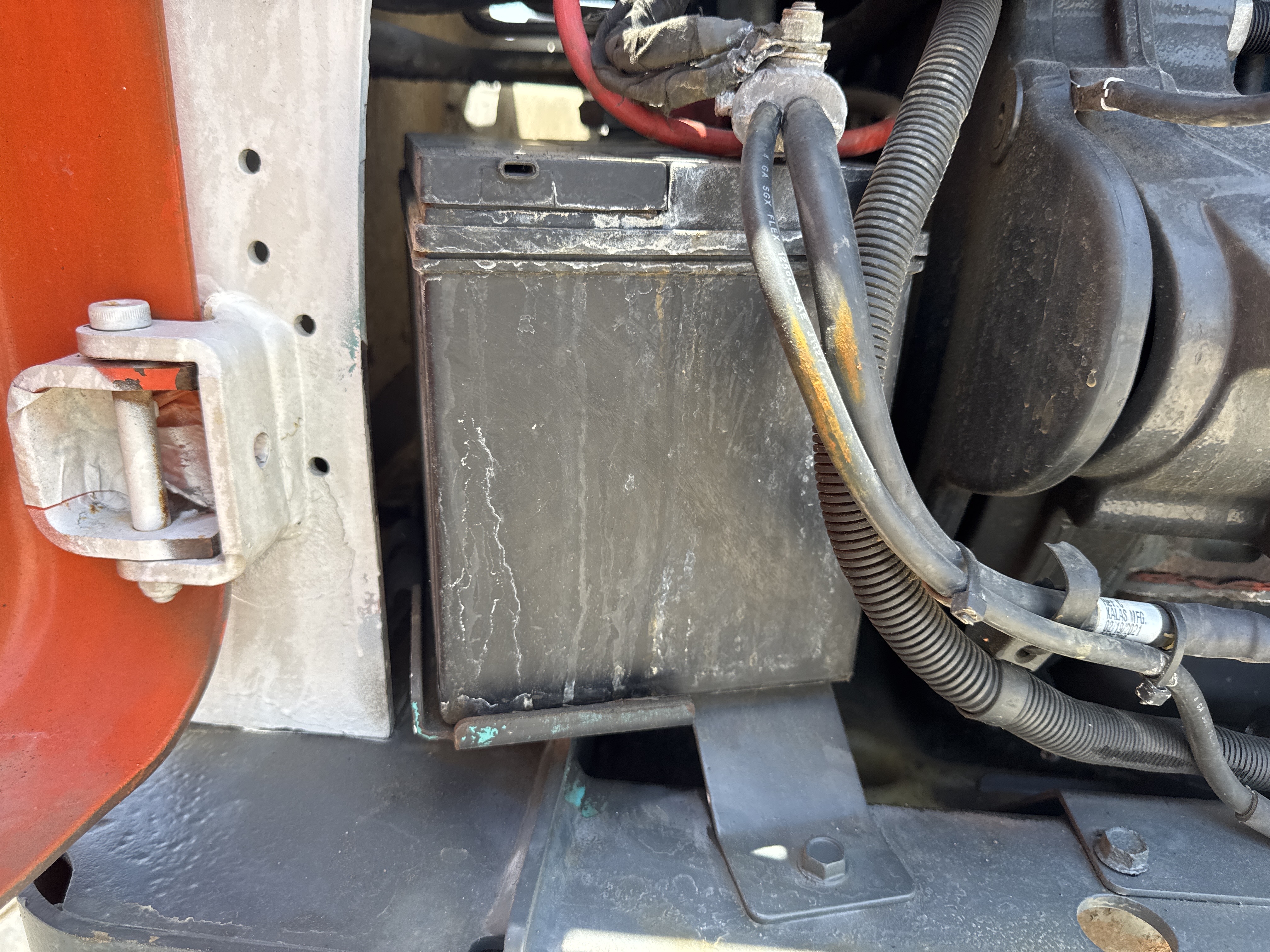 SSL-021-Bobcat-S510-Skid-steer-loaders-inspection-Electronics-Battery-1