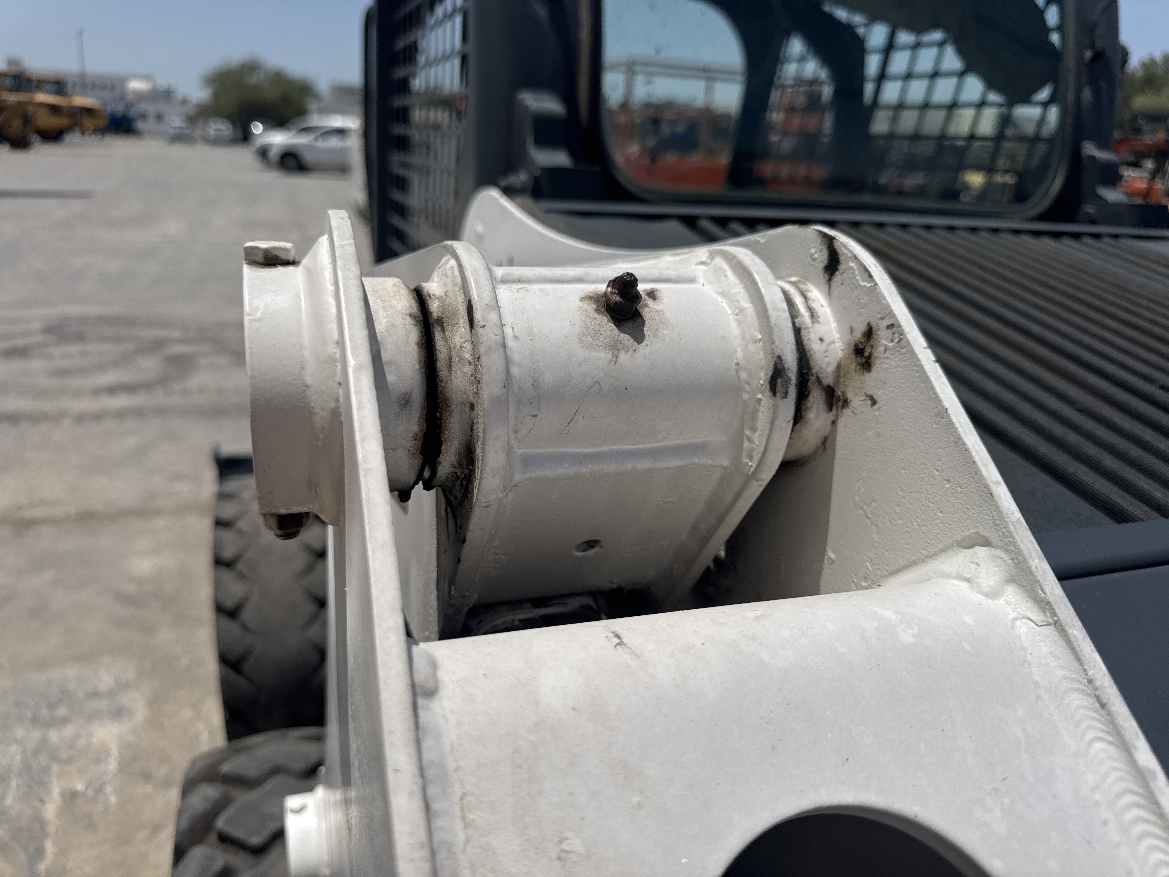 SSL-021-Bobcat-S510-Skid-steer-loaders-inspection-Chassis-Lift-arm-base-pin-and-bushings-1
