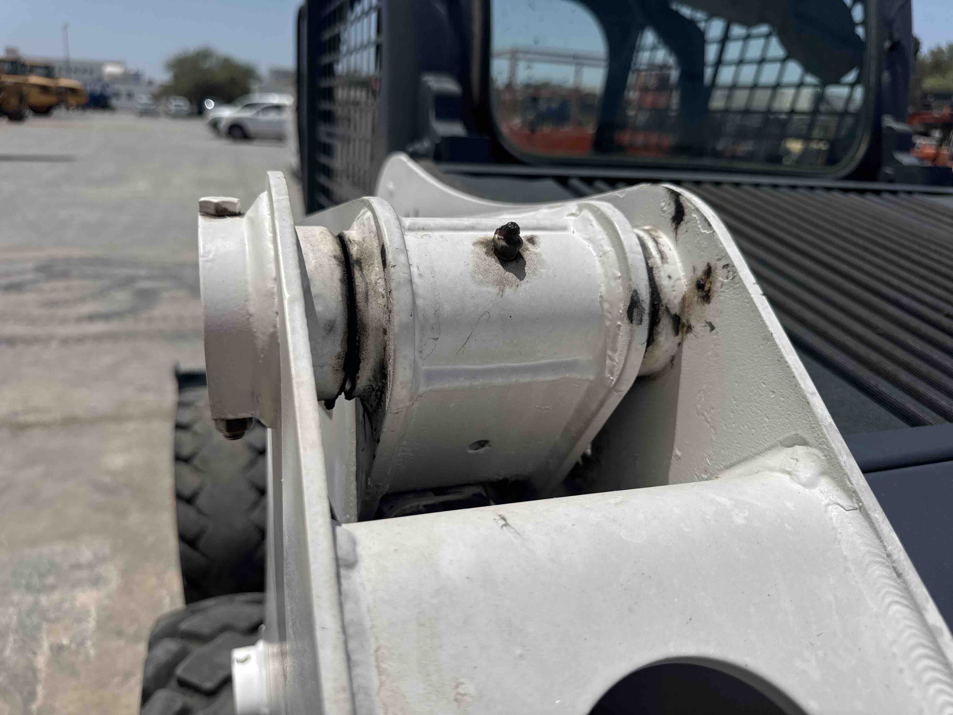 SSL-021-Bobcat-S510-Skid-steer-loaders-inspection-Chassis-Lift-arm-base-pin-and-bushings-1