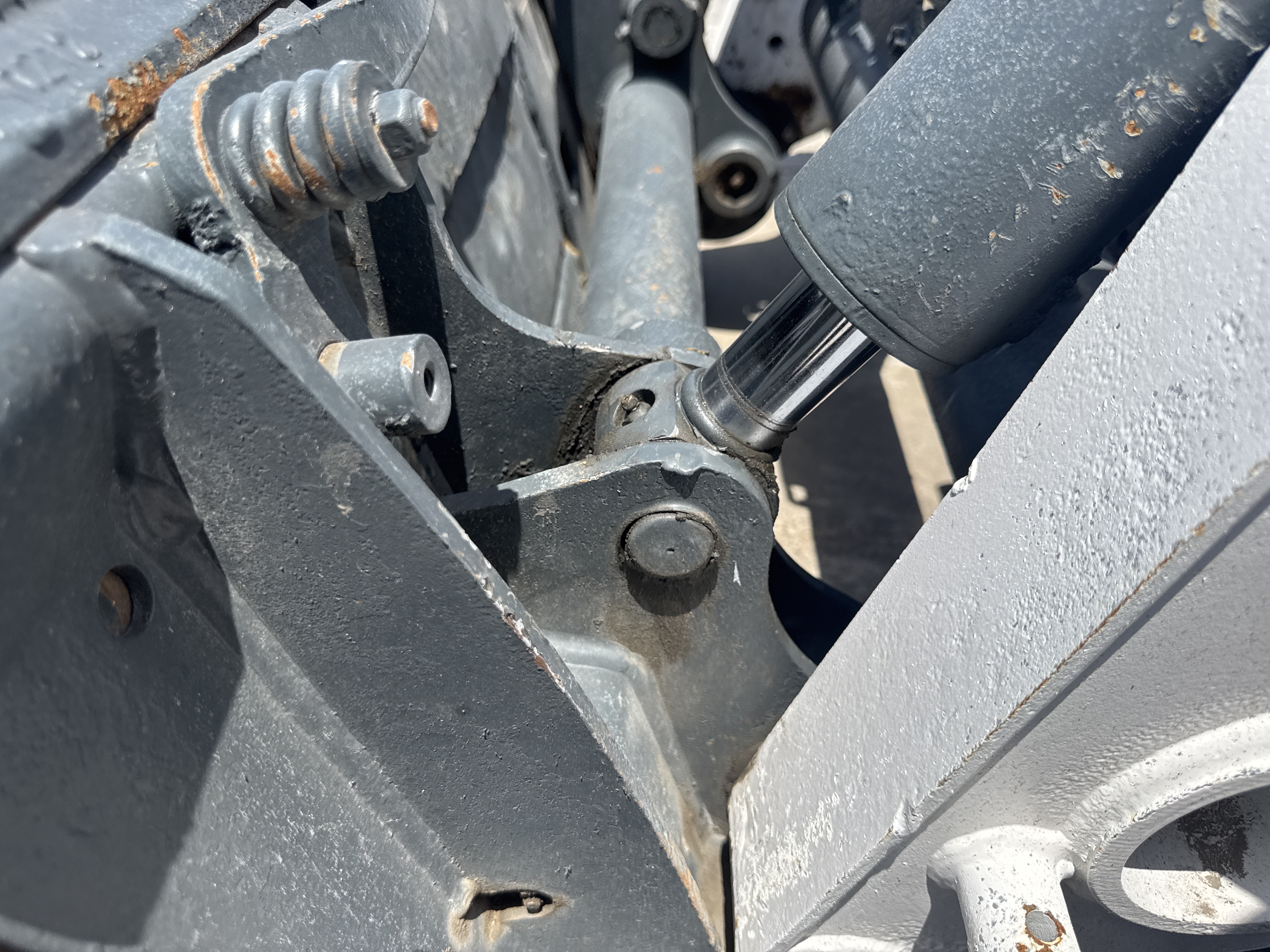 SSL-021-Bobcat-S510-Skid-steer-loaders-inspection-Chassis-Pins-and-bushings-lift-arm-to-bucket-1