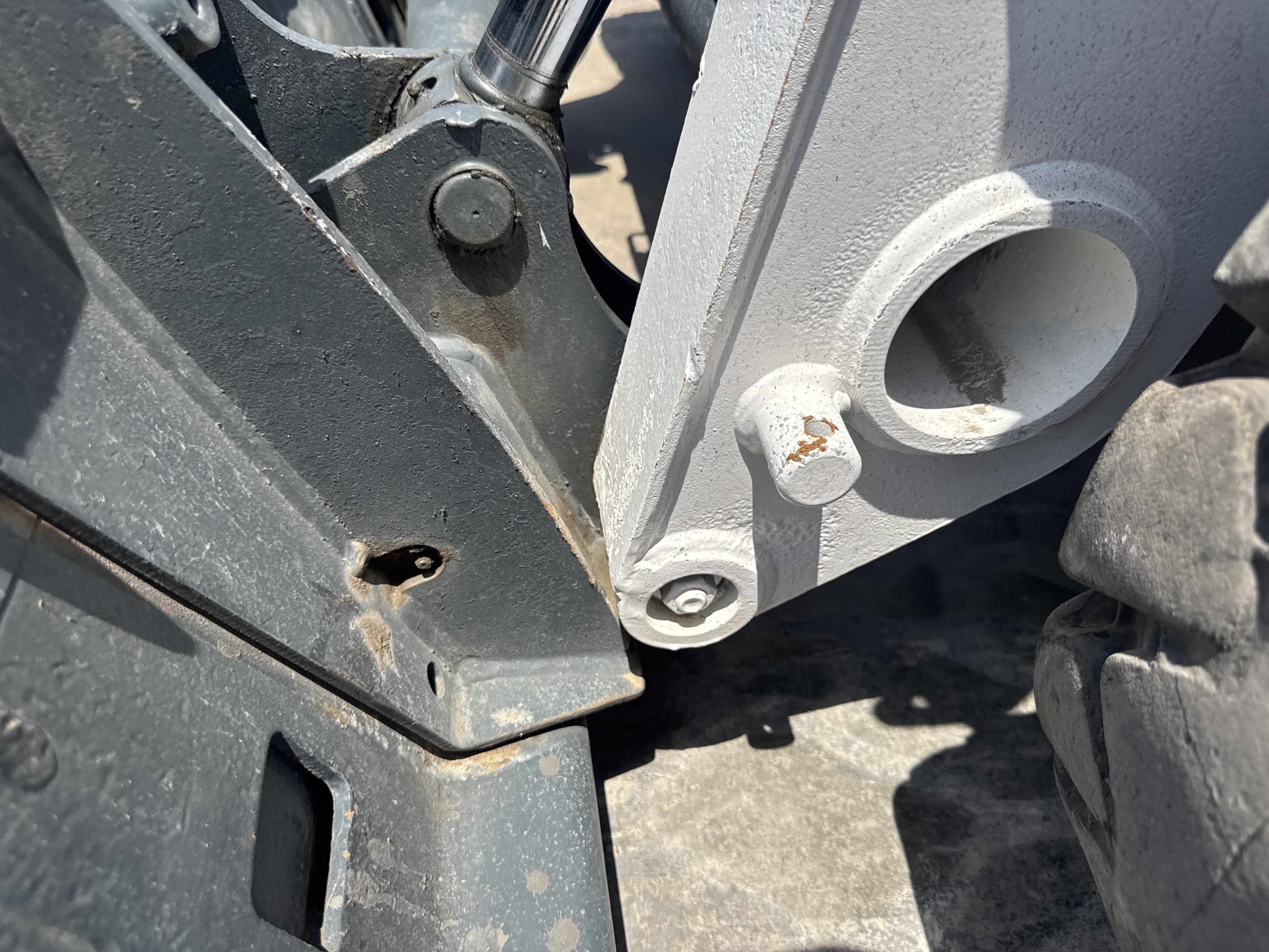 SSL-021-Bobcat-S510-Skid-steer-loaders-inspection-Chassis-Pins-and-bushings-lift-arm-to-bucket-1