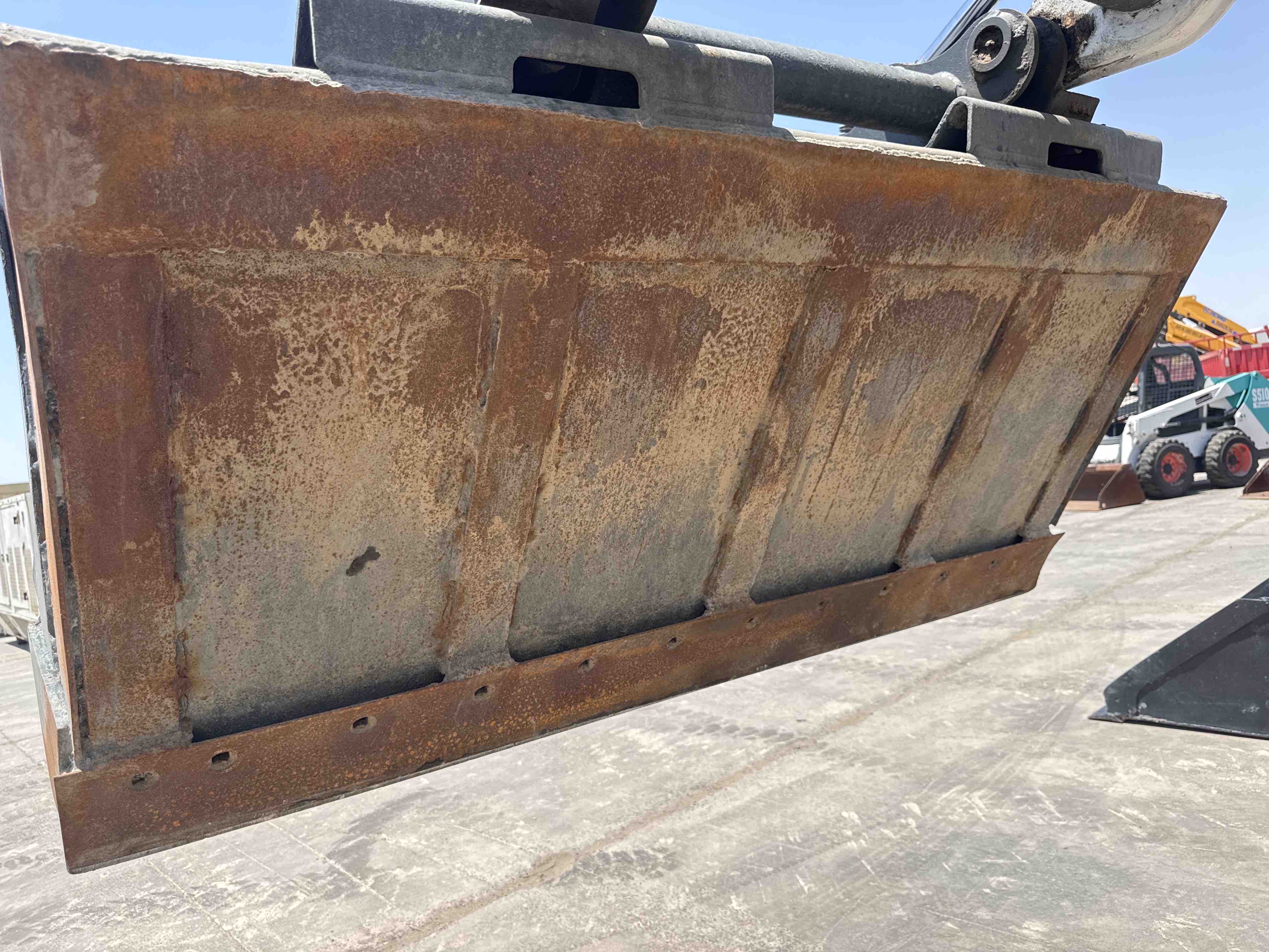 SSL-021-Bobcat-S510-Skid-steer-loaders-inspection-Attachment-Loader-bucket-cutting-edge/teeth-1
