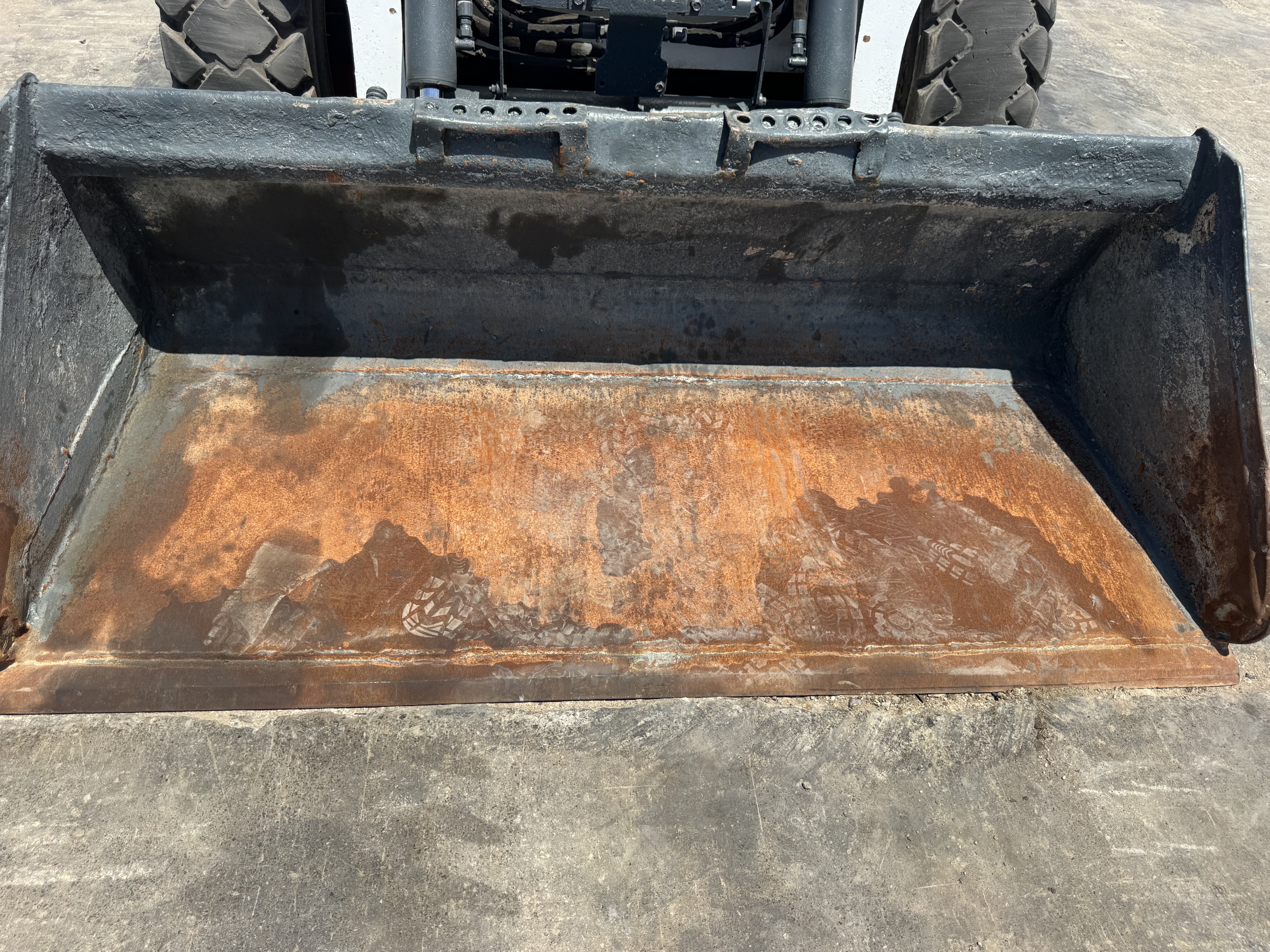 SSL-021-Bobcat-S510-Skid-steer-loaders-inspection-Attachment-Loader-bucket-cutting-edge/teeth-1