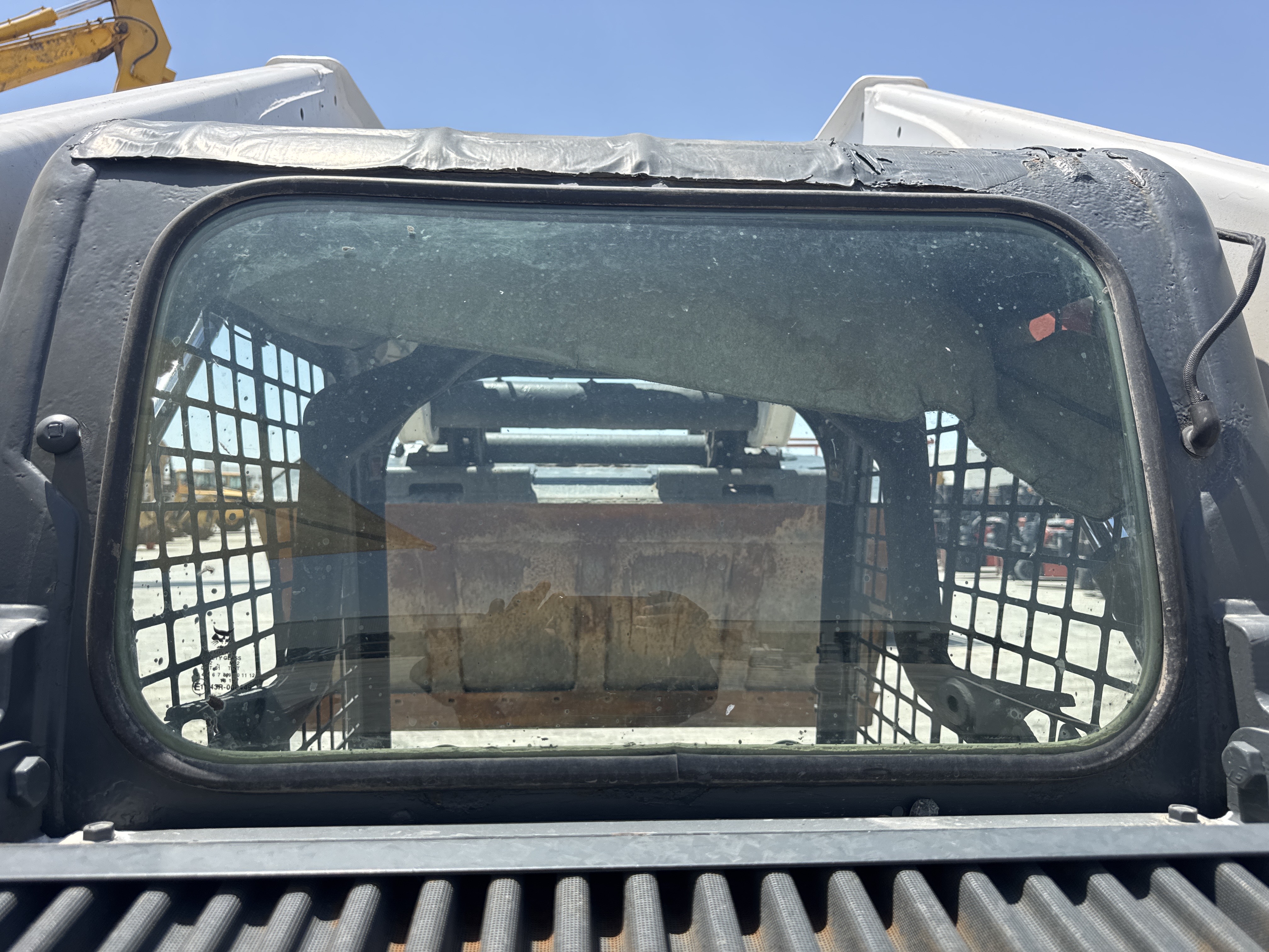 SSL-021-Bobcat-S510-Skid-steer-loaders-inspection-Safety-Glass-1