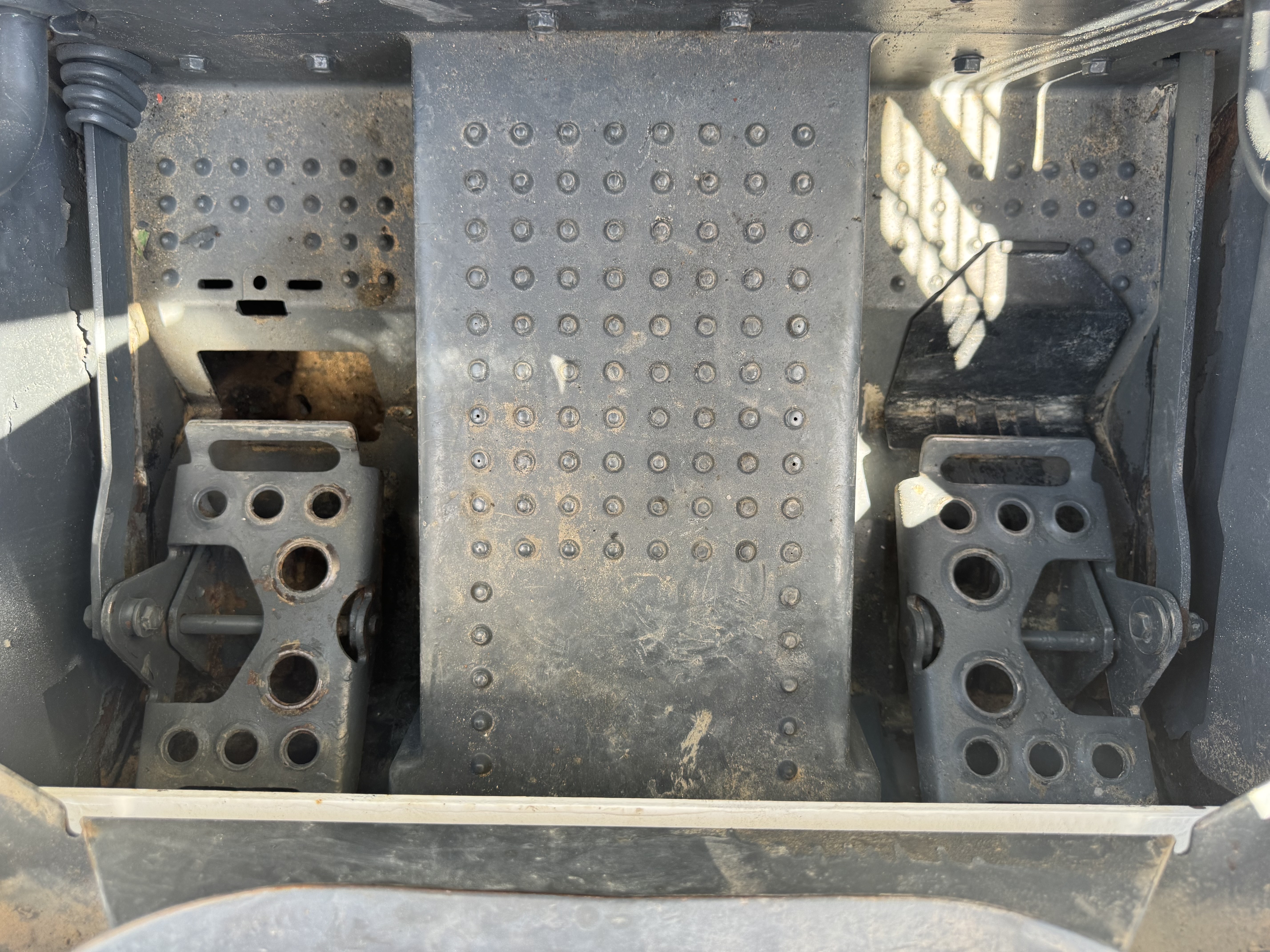 SSL-021-Bobcat-S510-Skid-steer-loaders-inspection-Cabin-Pedals-1