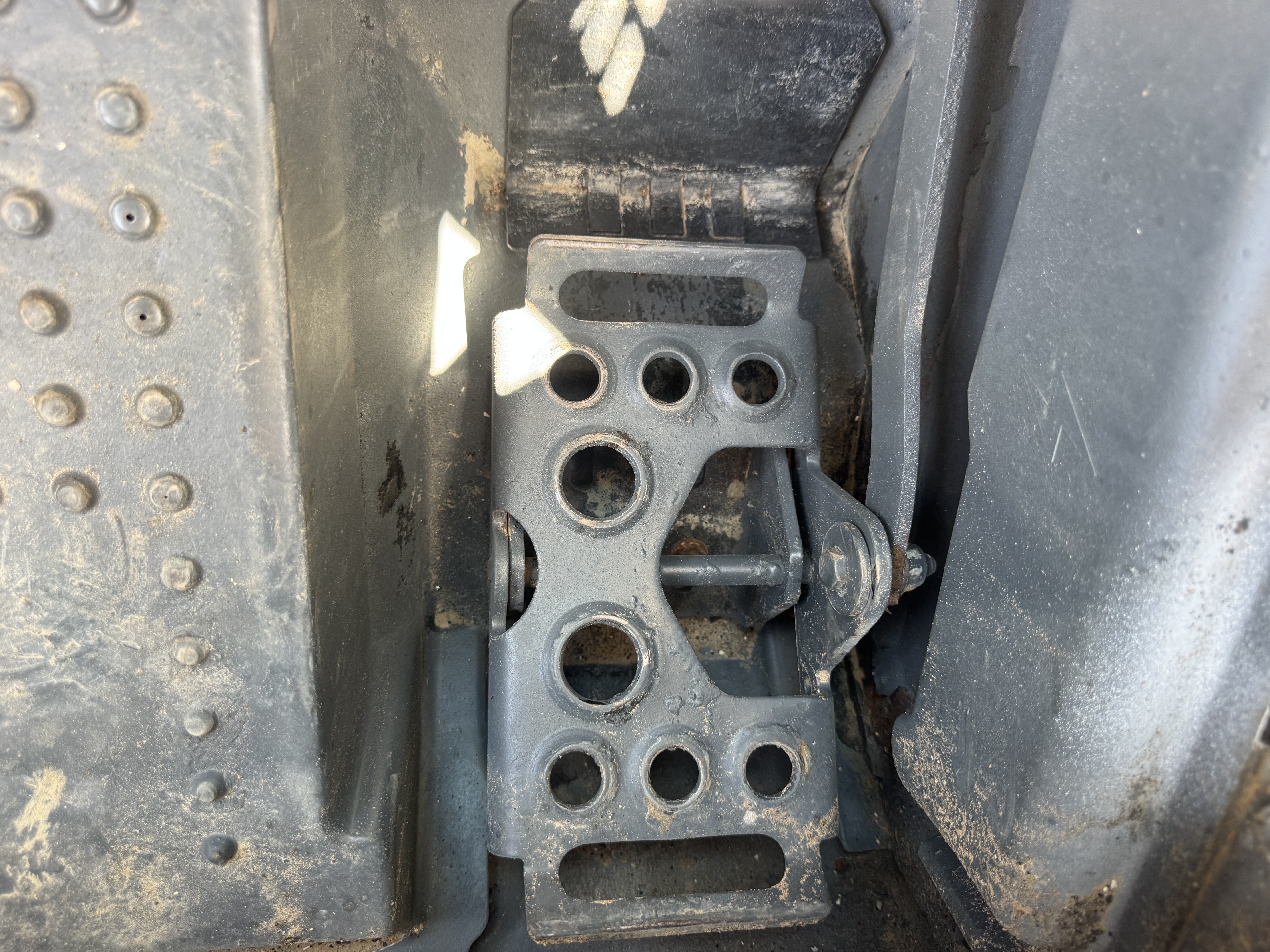 SSL-021-Bobcat-S510-Skid-steer-loaders-inspection-Cabin-Pedals-1