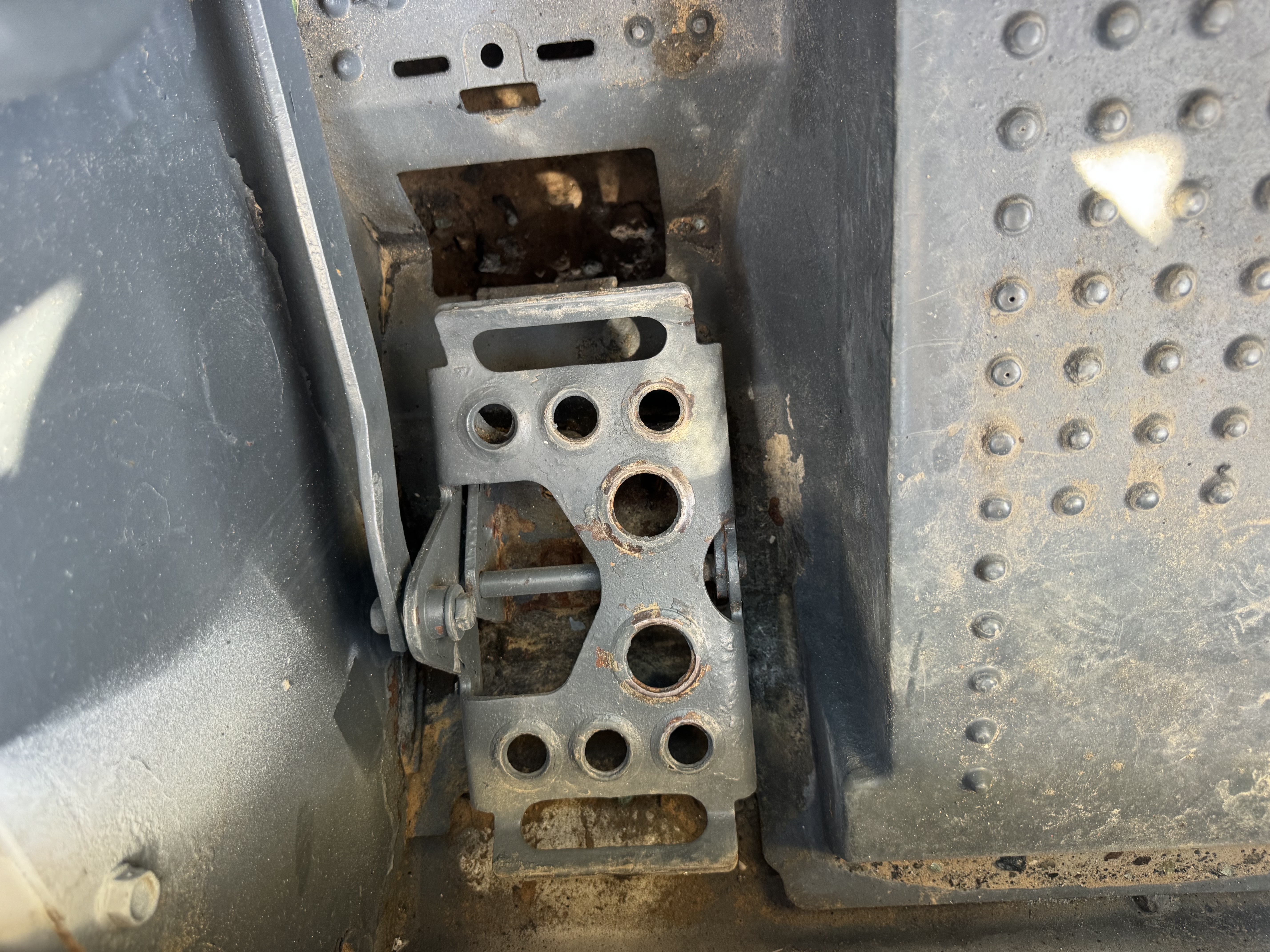 SSL-021-Bobcat-S510-Skid-steer-loaders-inspection-Cabin-Pedals-1
