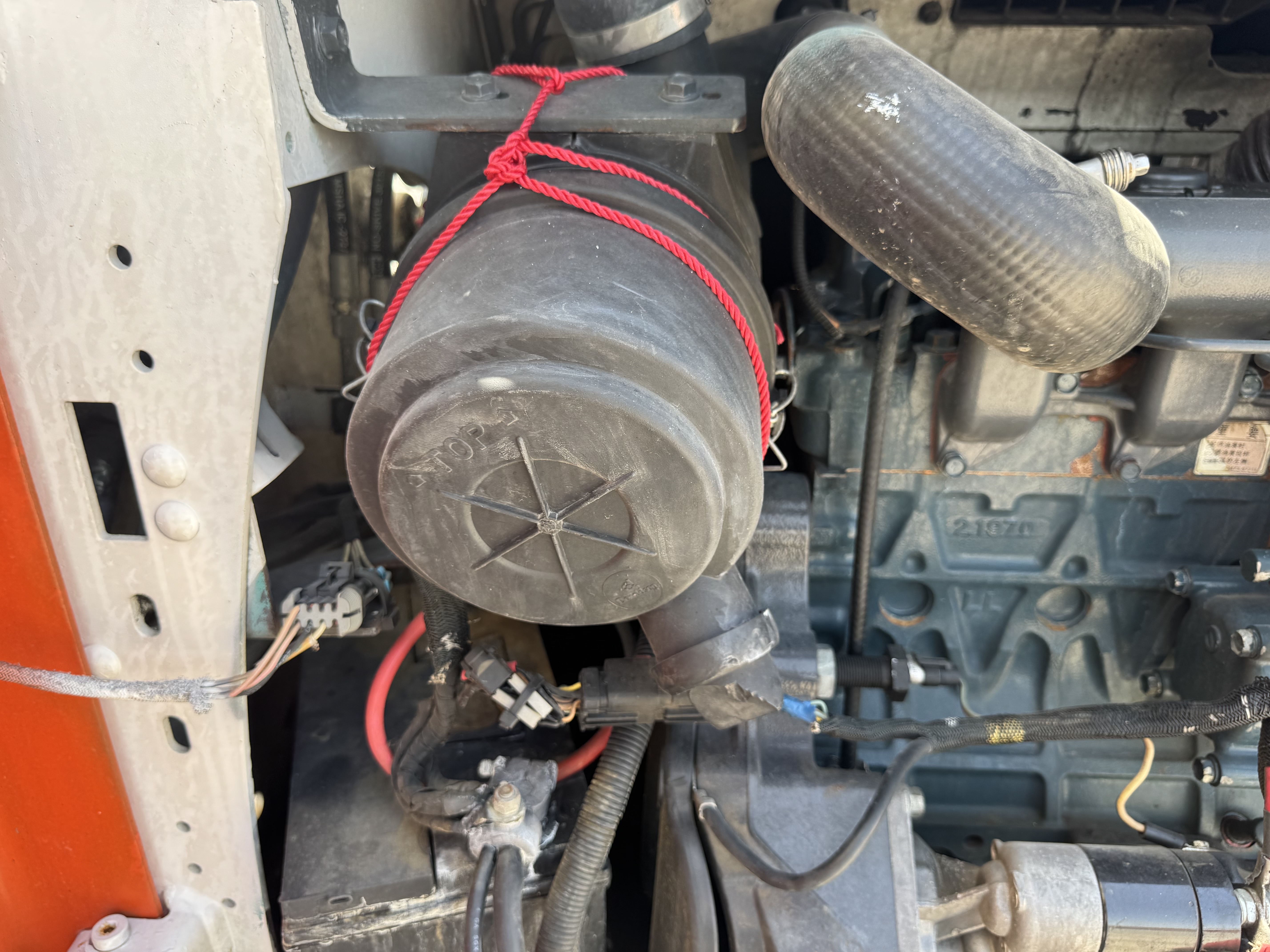 SSL-021-Bobcat-S510-Skid-steer-loaders-inspection-Engine-Air-intake-system-1