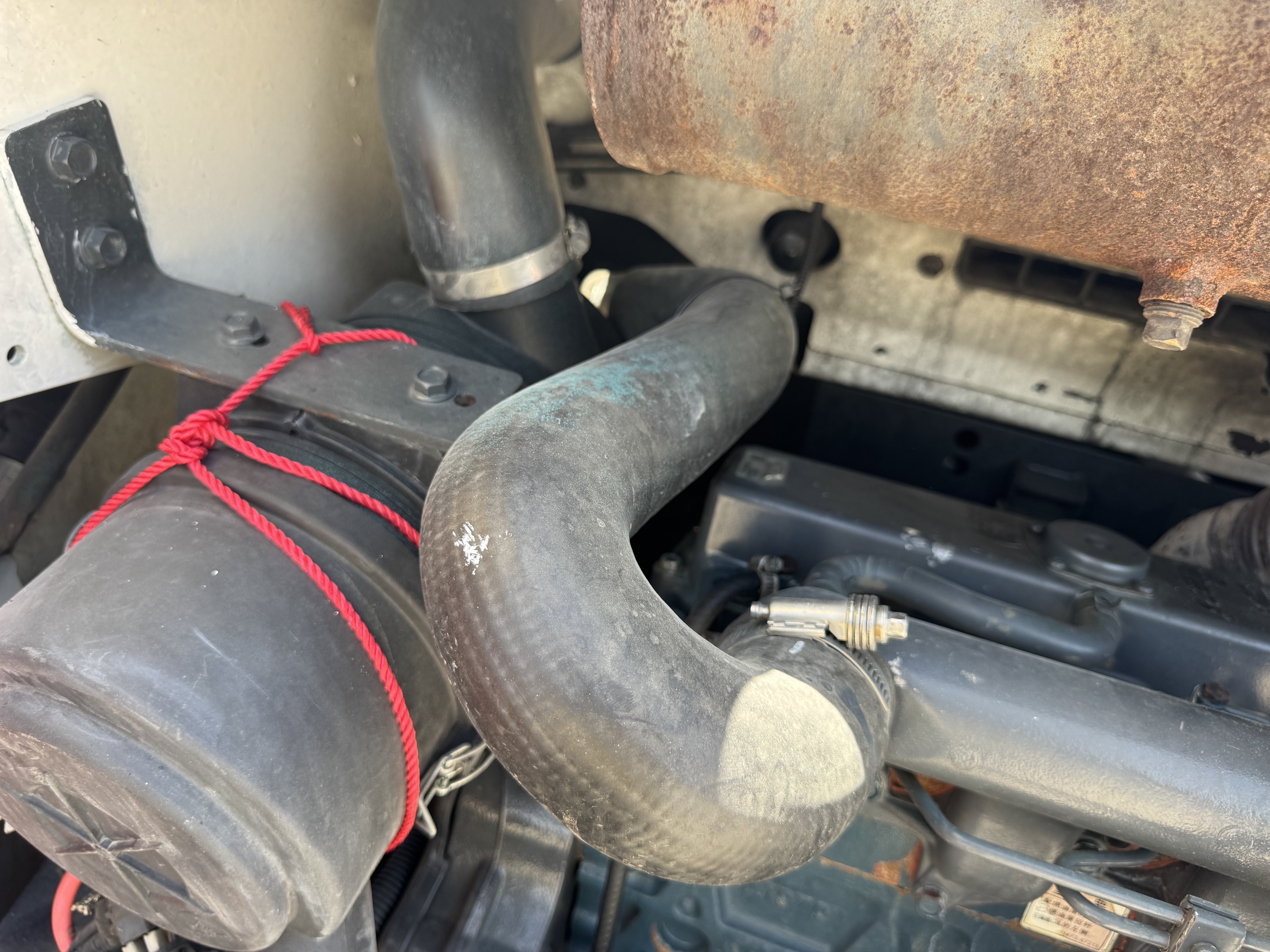 SSL-021-Bobcat-S510-Skid-steer-loaders-inspection-Engine-Air-intake-system-1