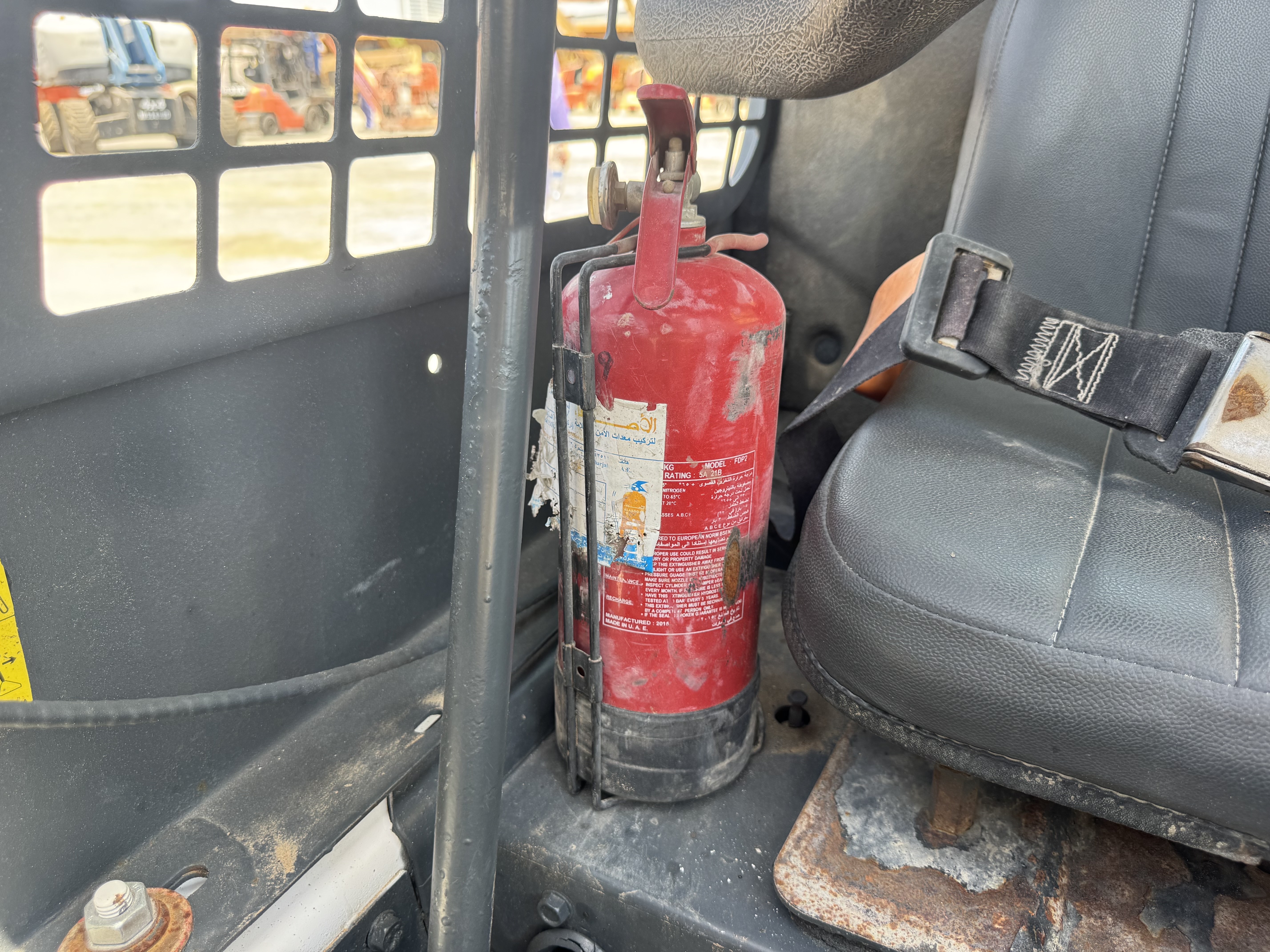 SSL-021-Bobcat-S510-Skid-steer-loaders-inspection-Safety-Fire-extinguisher-1