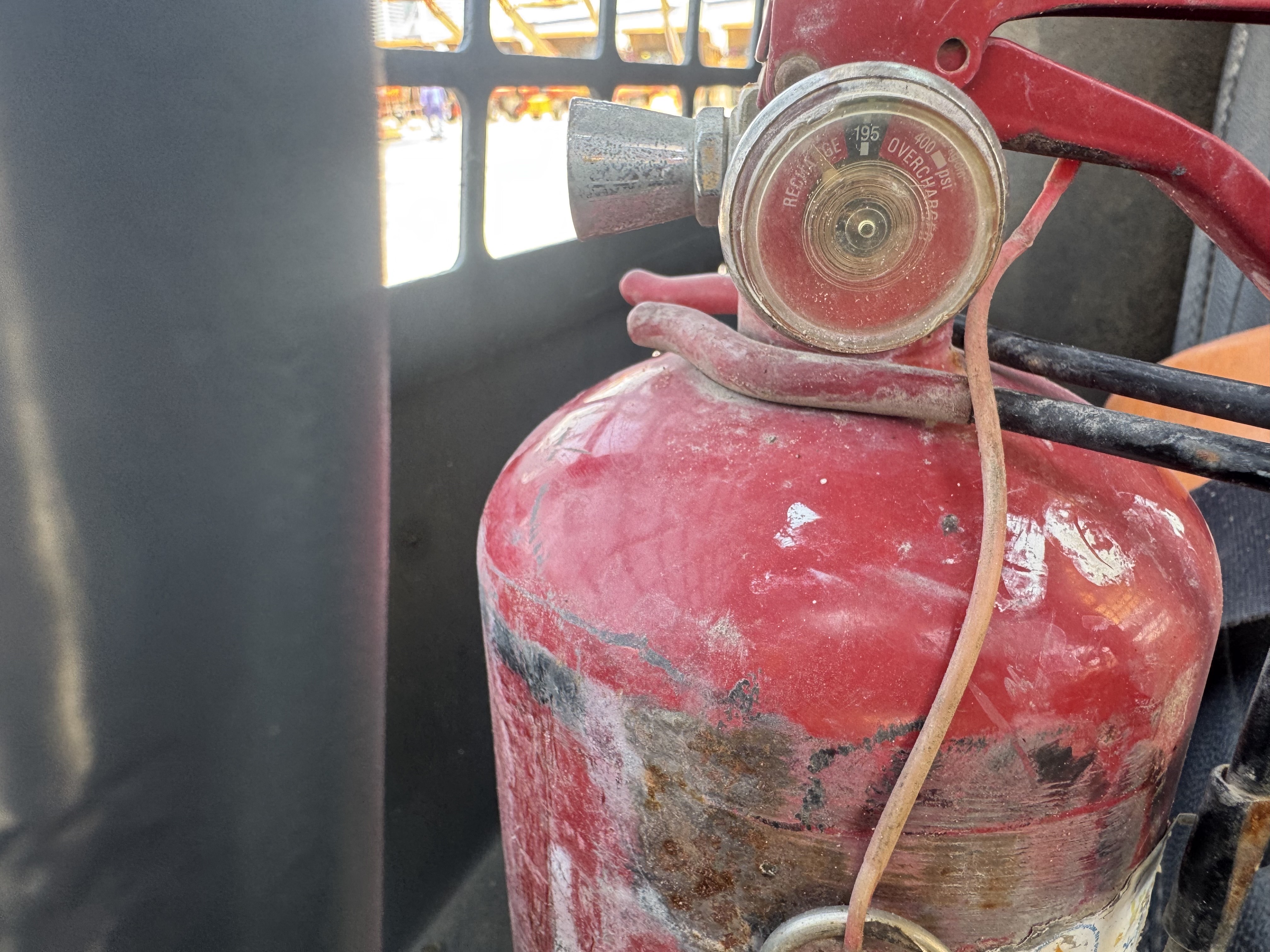 SSL-021-Bobcat-S510-Skid-steer-loaders-inspection-Safety-Fire-extinguisher-1