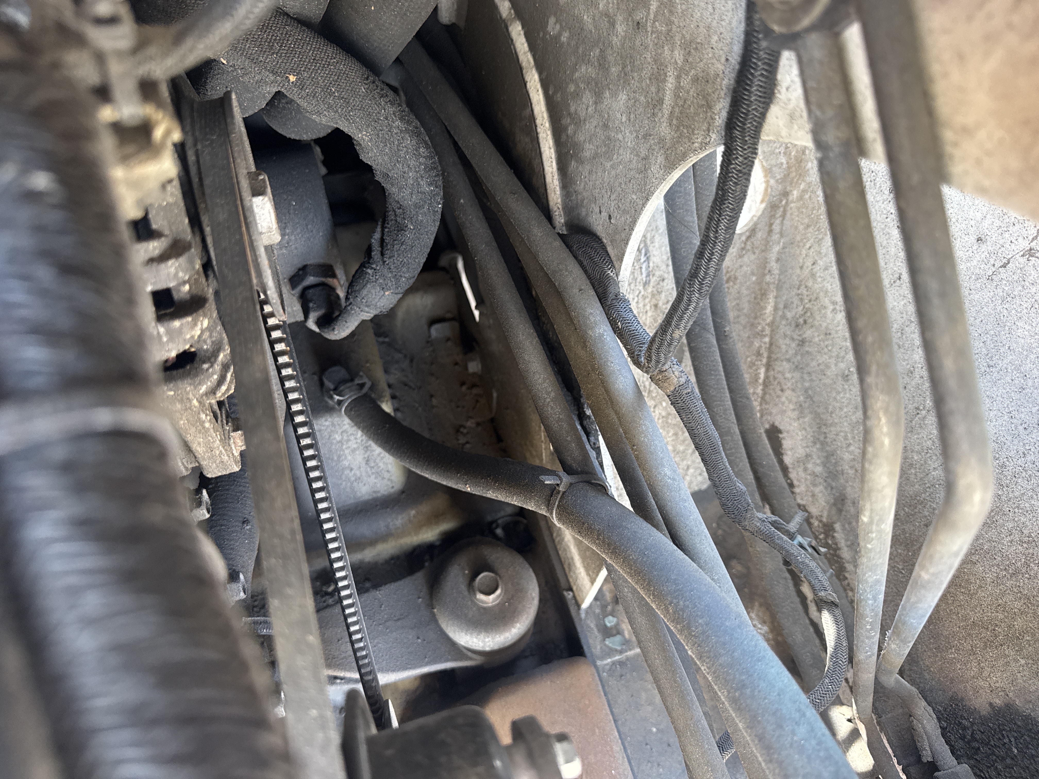 SSL-021-Bobcat-S510-Skid-steer-loaders-inspection-Engine-Belt-1