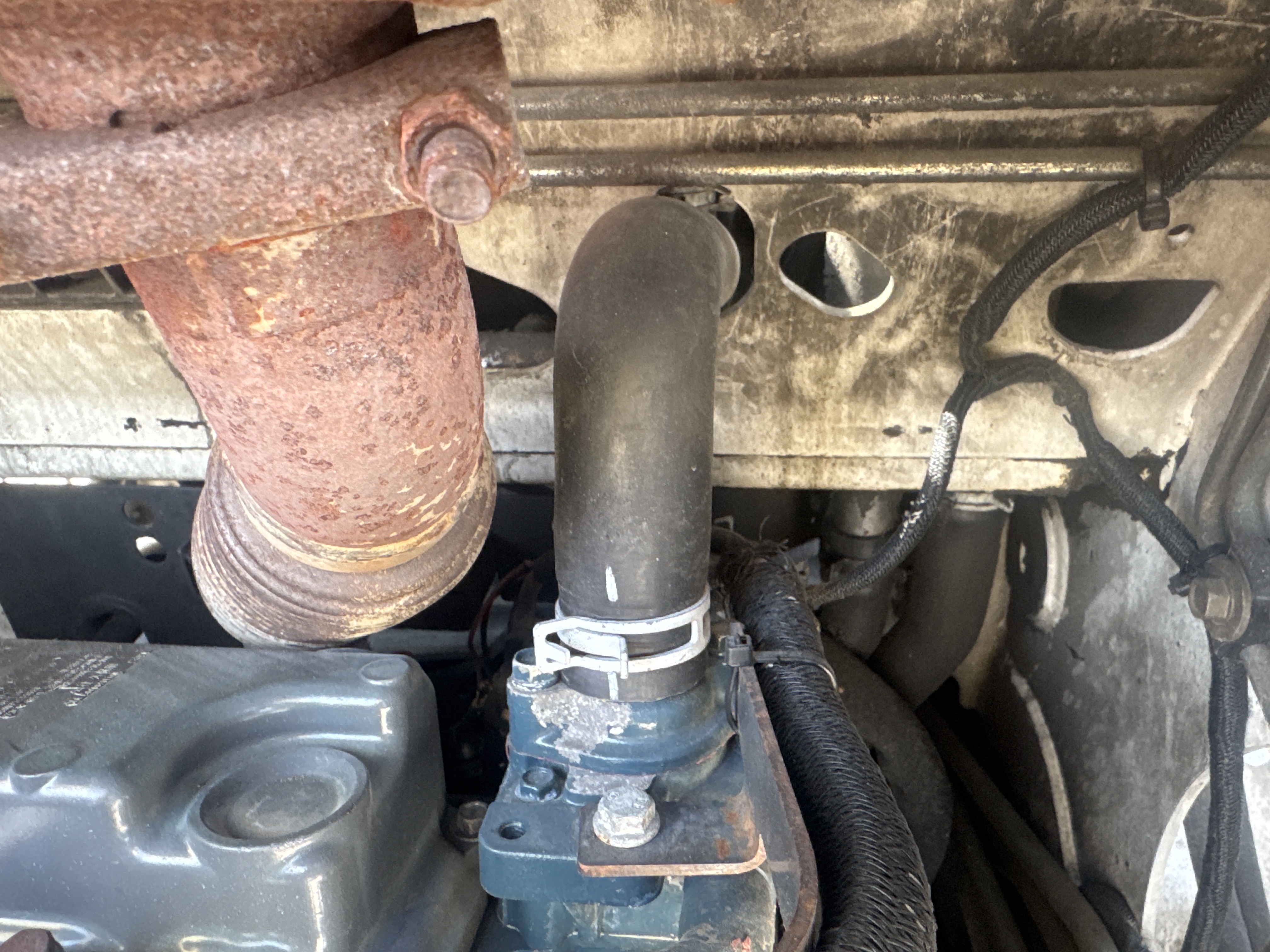 SSL-021-Bobcat-S510-Skid-steer-loaders-inspection-Engine-Hoses-1