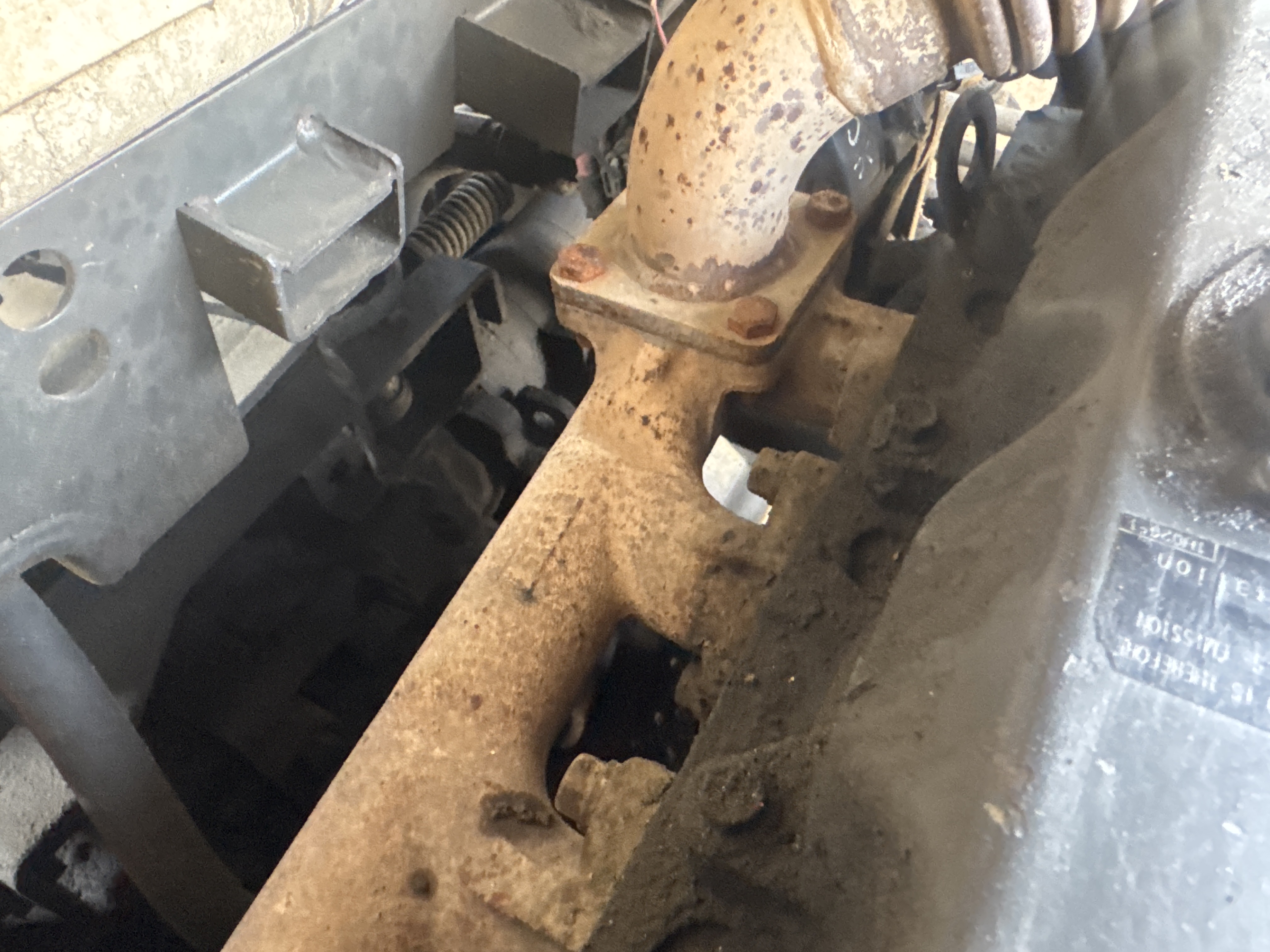 SSL-021-Bobcat-S510-Skid-steer-loaders-inspection-Engine-Engine-oil-leaks-1