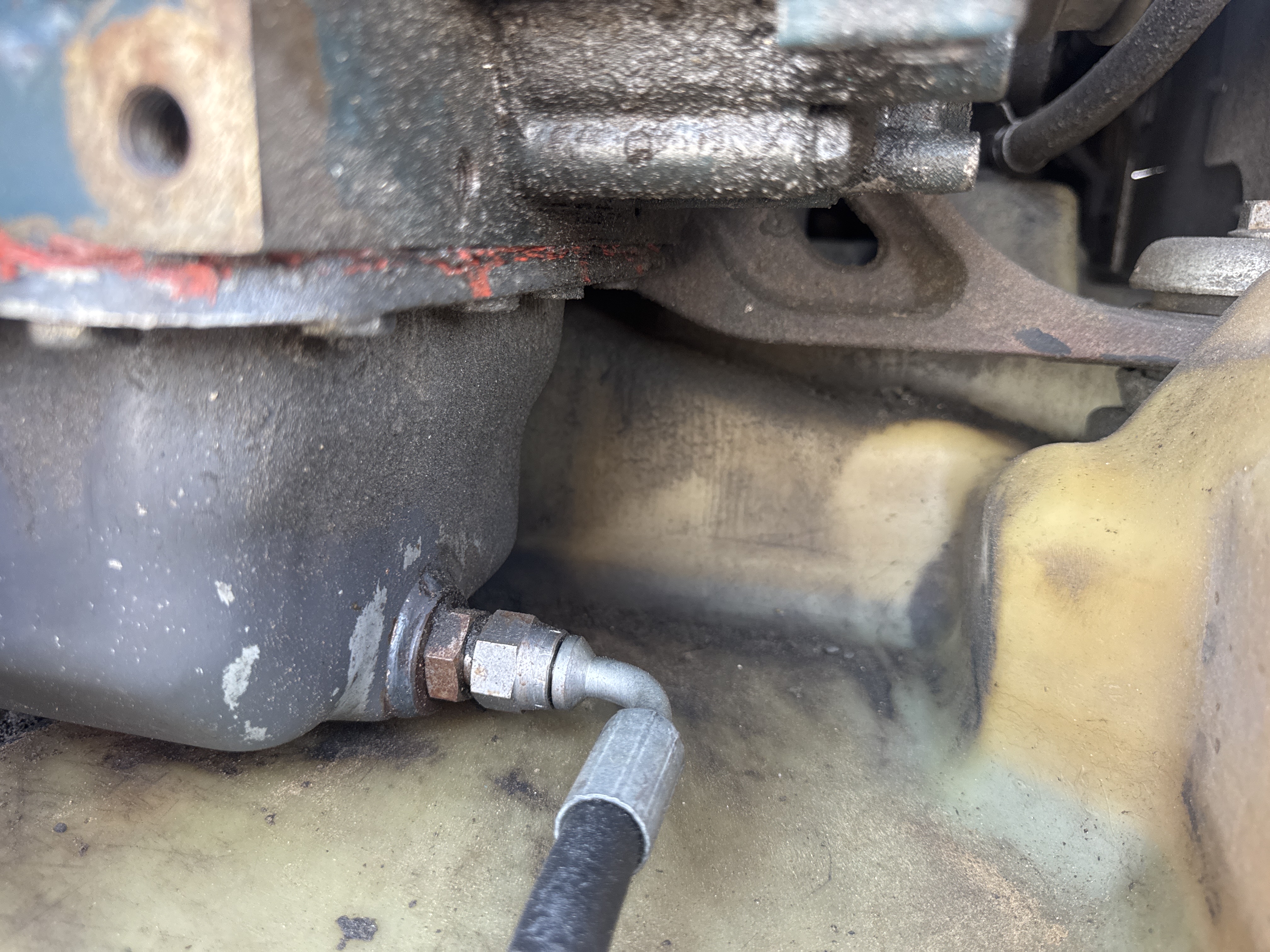 SSL-021-Bobcat-S510-Skid-steer-loaders-inspection-Engine-Engine-oil-leaks-1