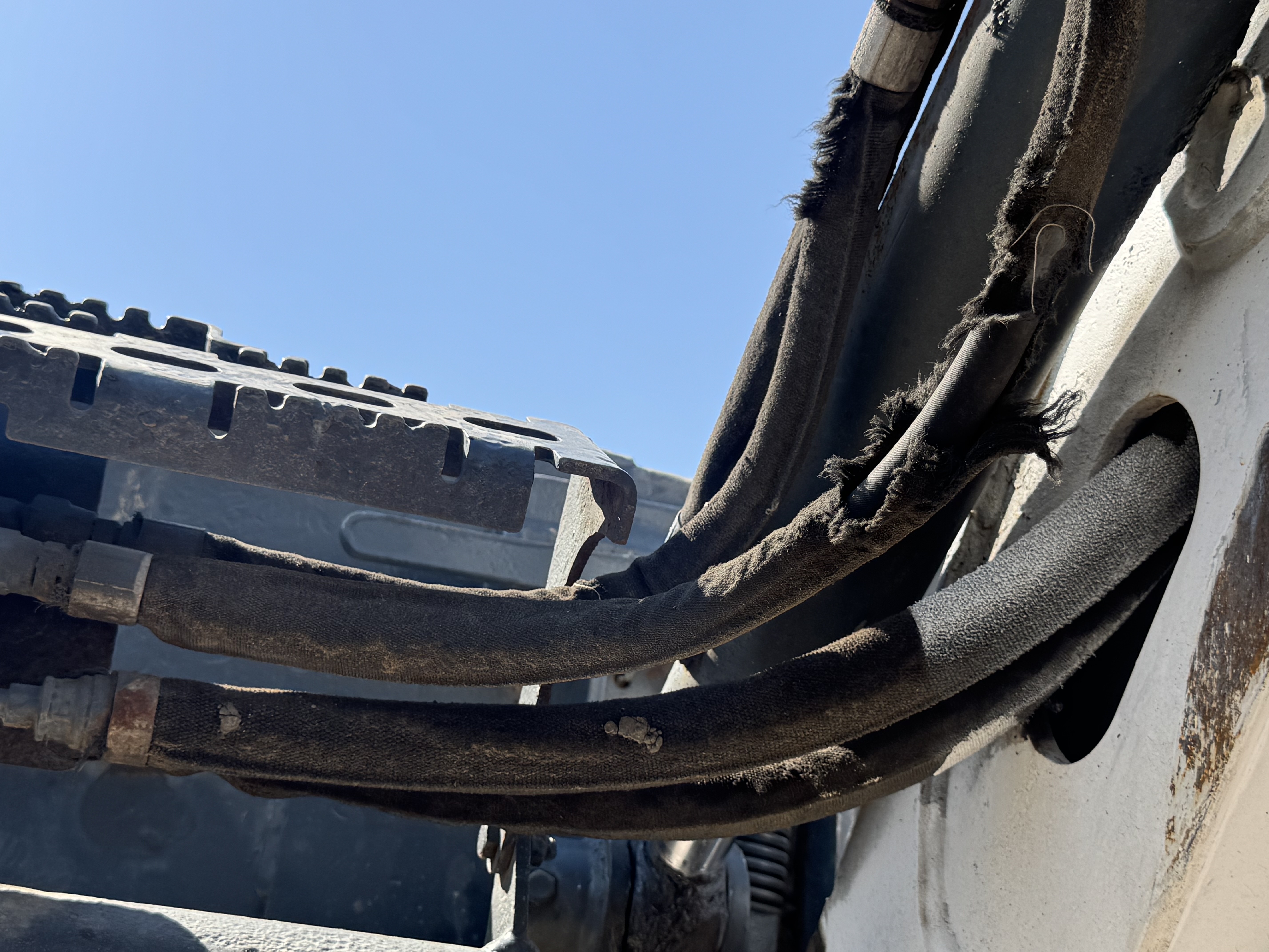 SSL-021-Bobcat-S510-Skid-steer-loaders-inspection-Hydraulics-Hydraulic-hoses-and-lines-1