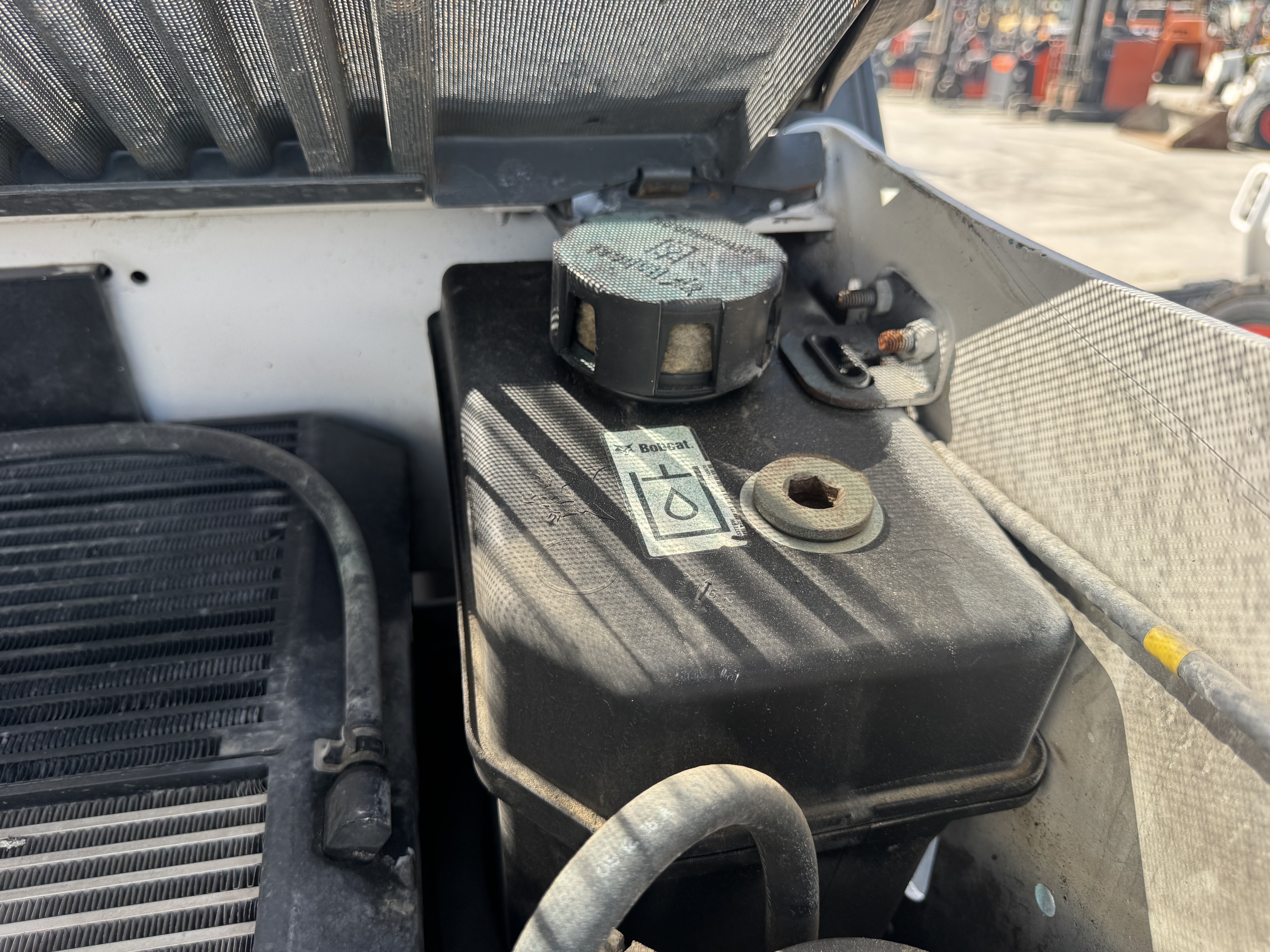 SSL-021-Bobcat-S510-Skid-steer-loaders-inspection-Hydraulics-Hydraulic-Tank-1