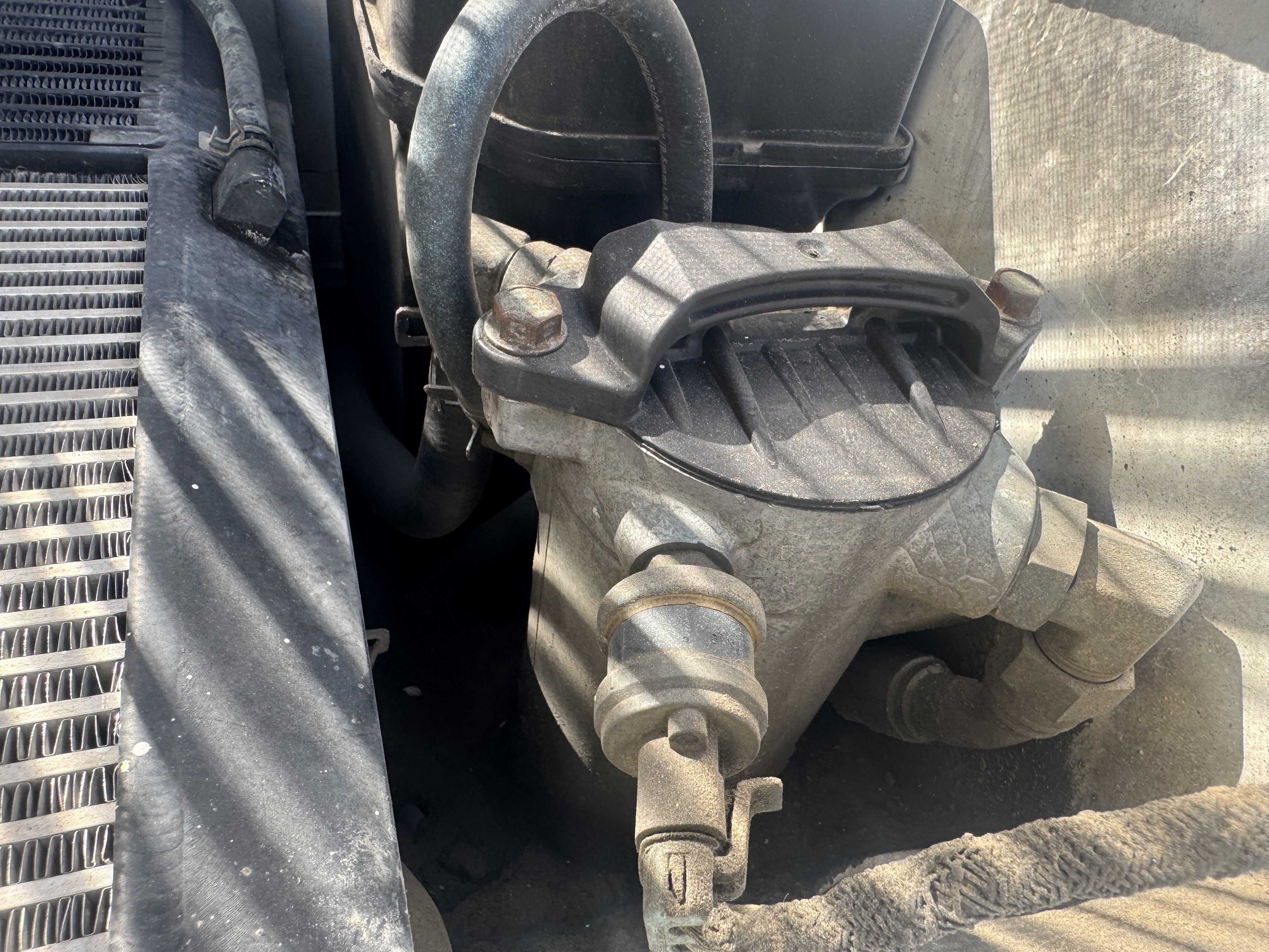 SSL-021-Bobcat-S510-Skid-steer-loaders-inspection-Hydraulics-Hydraulic-Tank-1