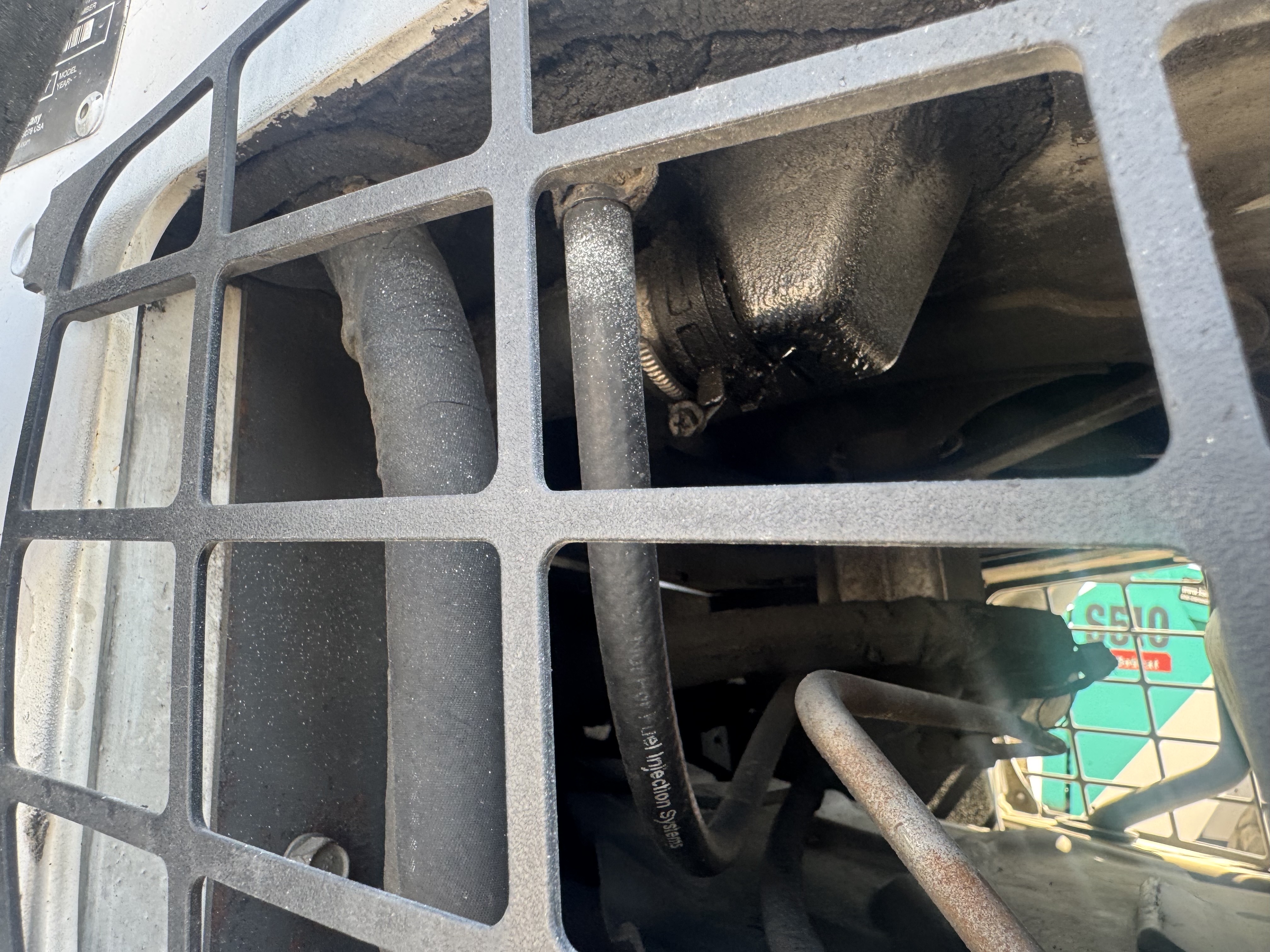 SSL-021-Bobcat-S510-Skid-steer-loaders-inspection-Hydraulics-Hydraulic-Tank-1