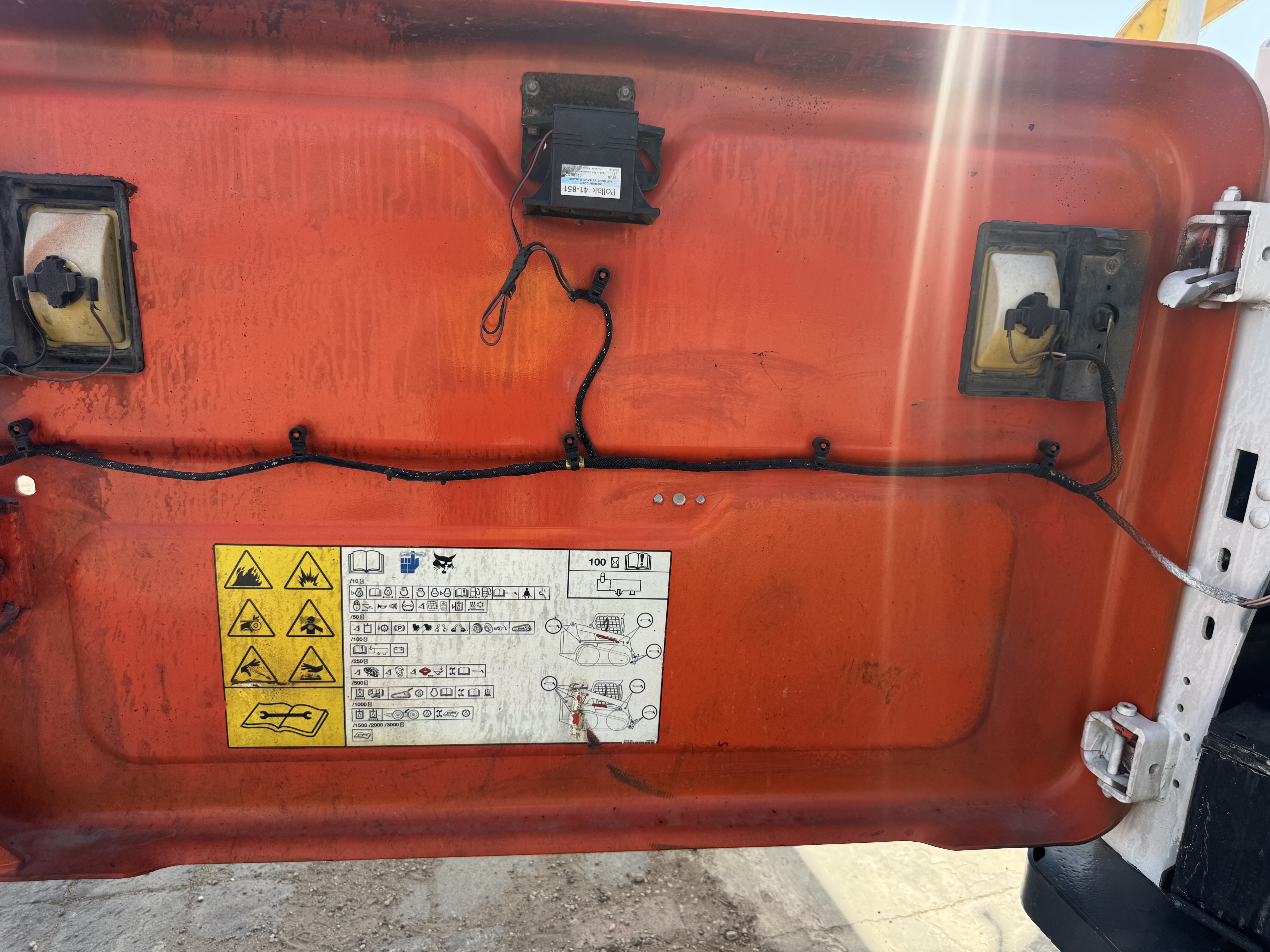 SSL-021-Bobcat-S510-Skid-steer-loaders-inspection-Structure-Sheet-metal-(fiberglass)-1