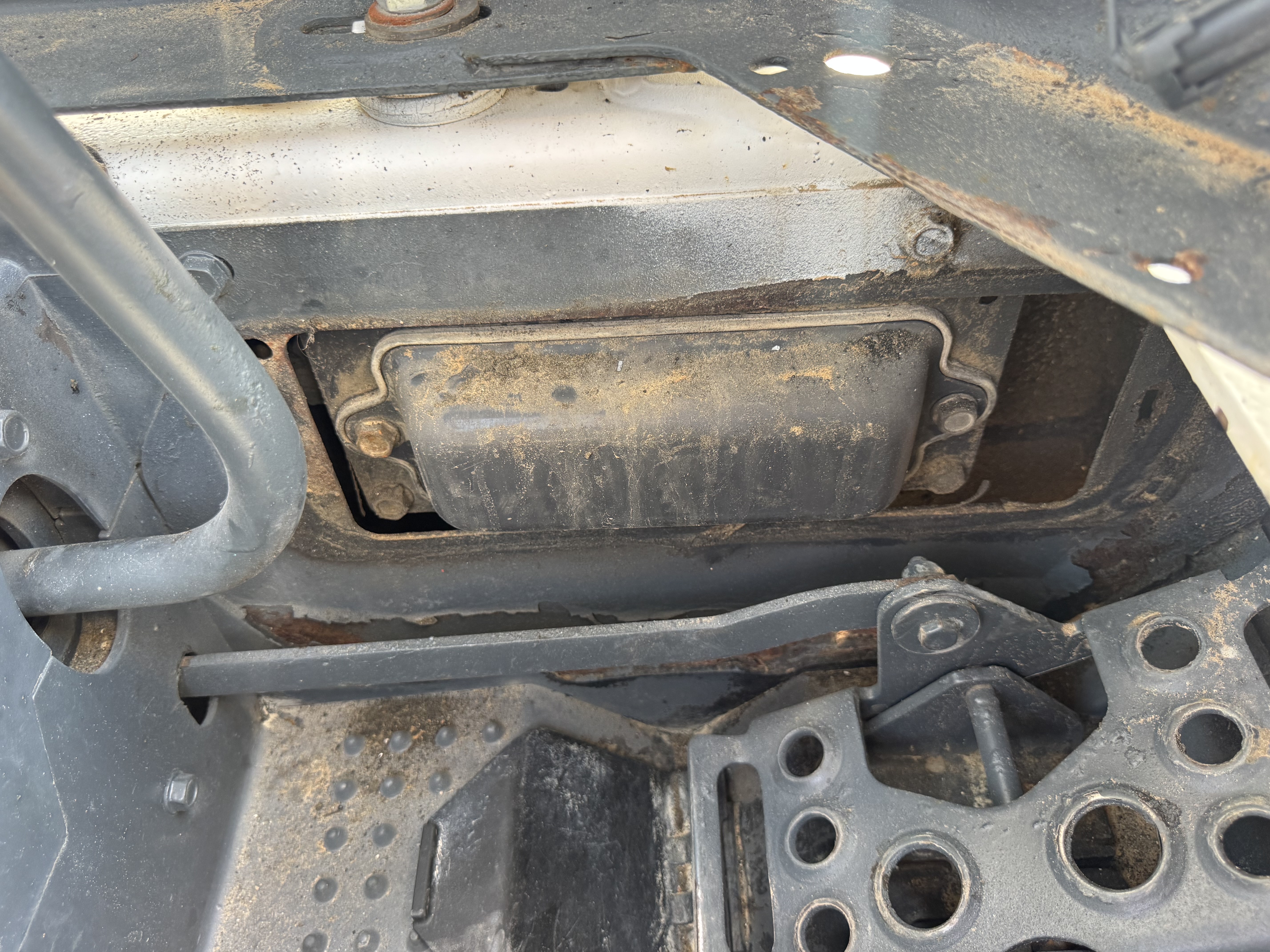 SSL-021-Bobcat-S510-Skid-steer-loaders-inspection-Electronics-Fuse-box-1
