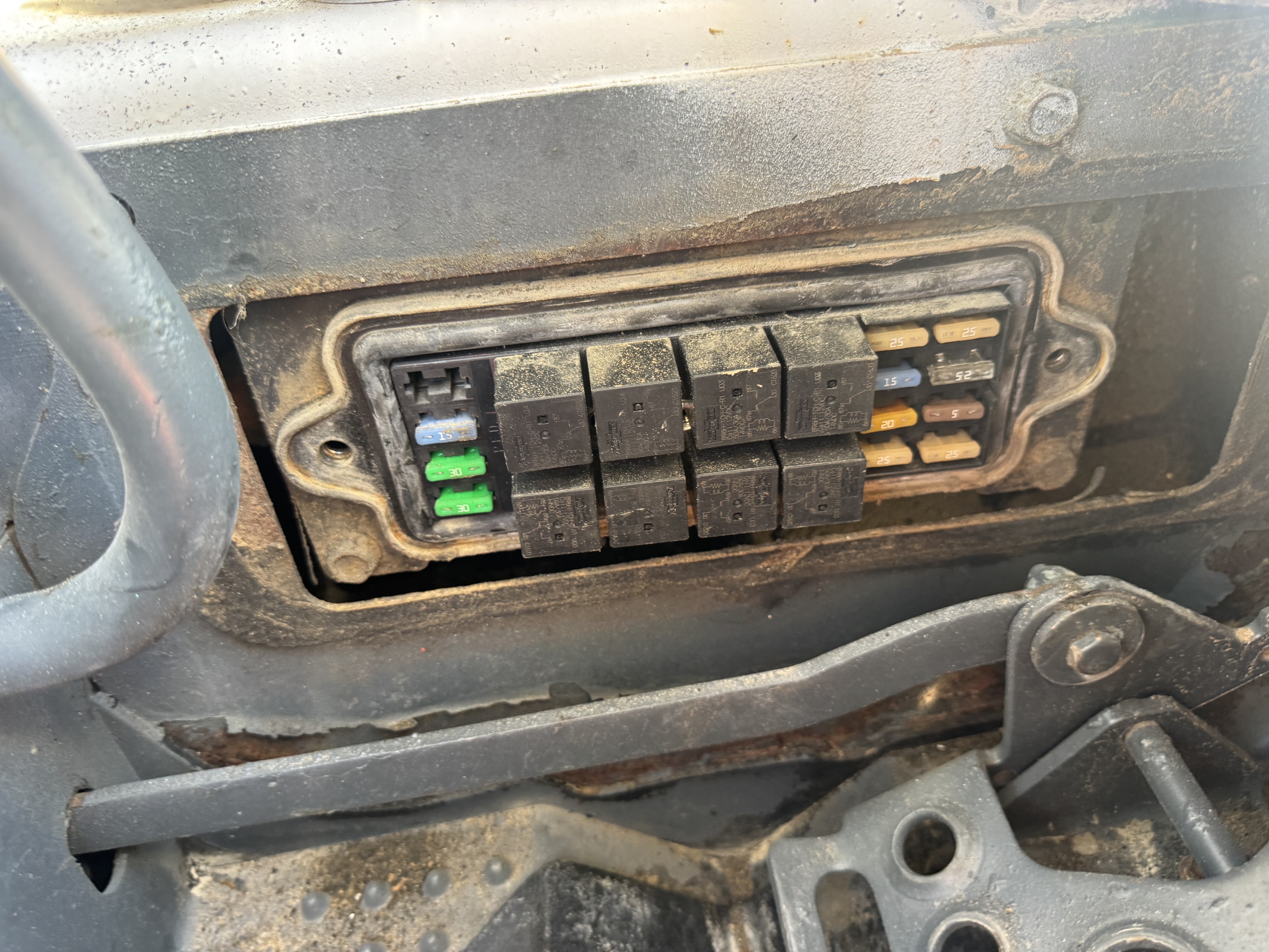 SSL-021-Bobcat-S510-Skid-steer-loaders-inspection-Electronics-Fuse-box-1