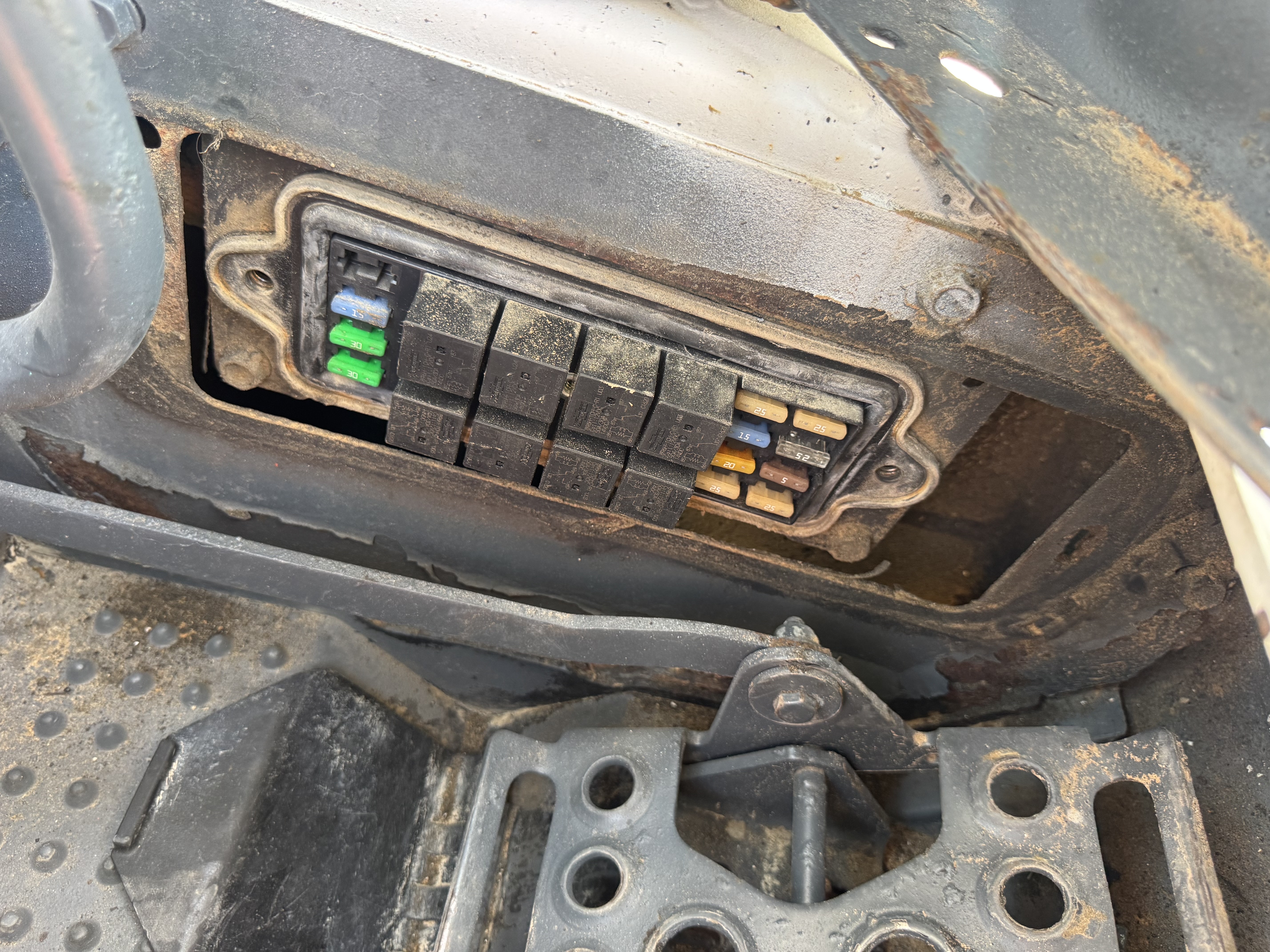 SSL-021-Bobcat-S510-Skid-steer-loaders-inspection-Electronics-Fuse-box-1