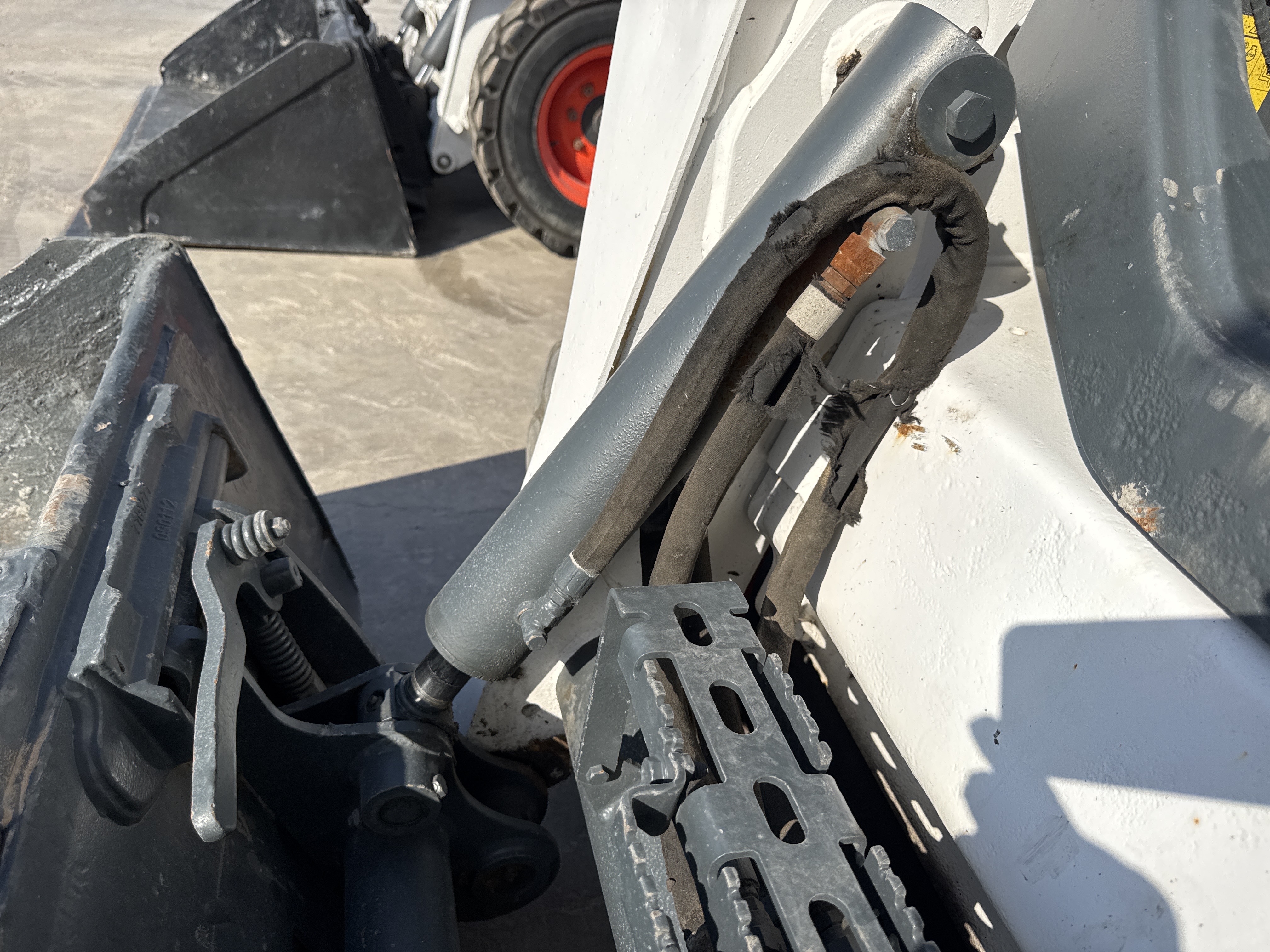 SSL-021-Bobcat-S510-Skid-steer-loaders-inspection-Hydraulics-Bucket-tilt-cylinders-1