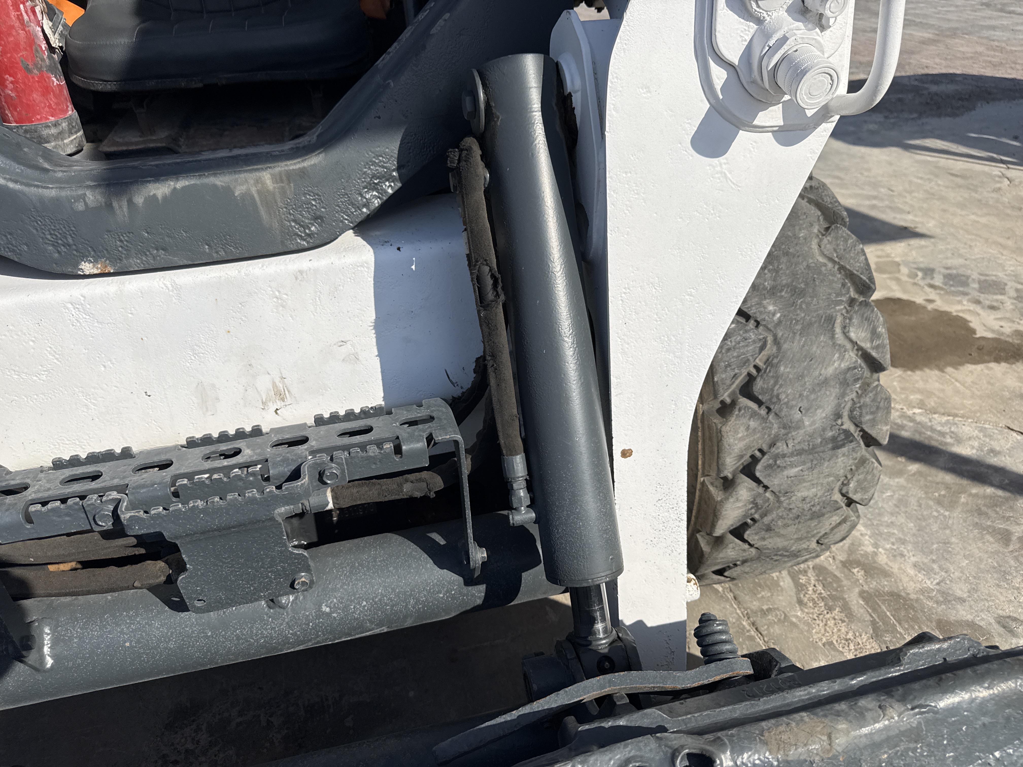 SSL-021-Bobcat-S510-Skid-steer-loaders-inspection-Hydraulics-Bucket-tilt-cylinders-1