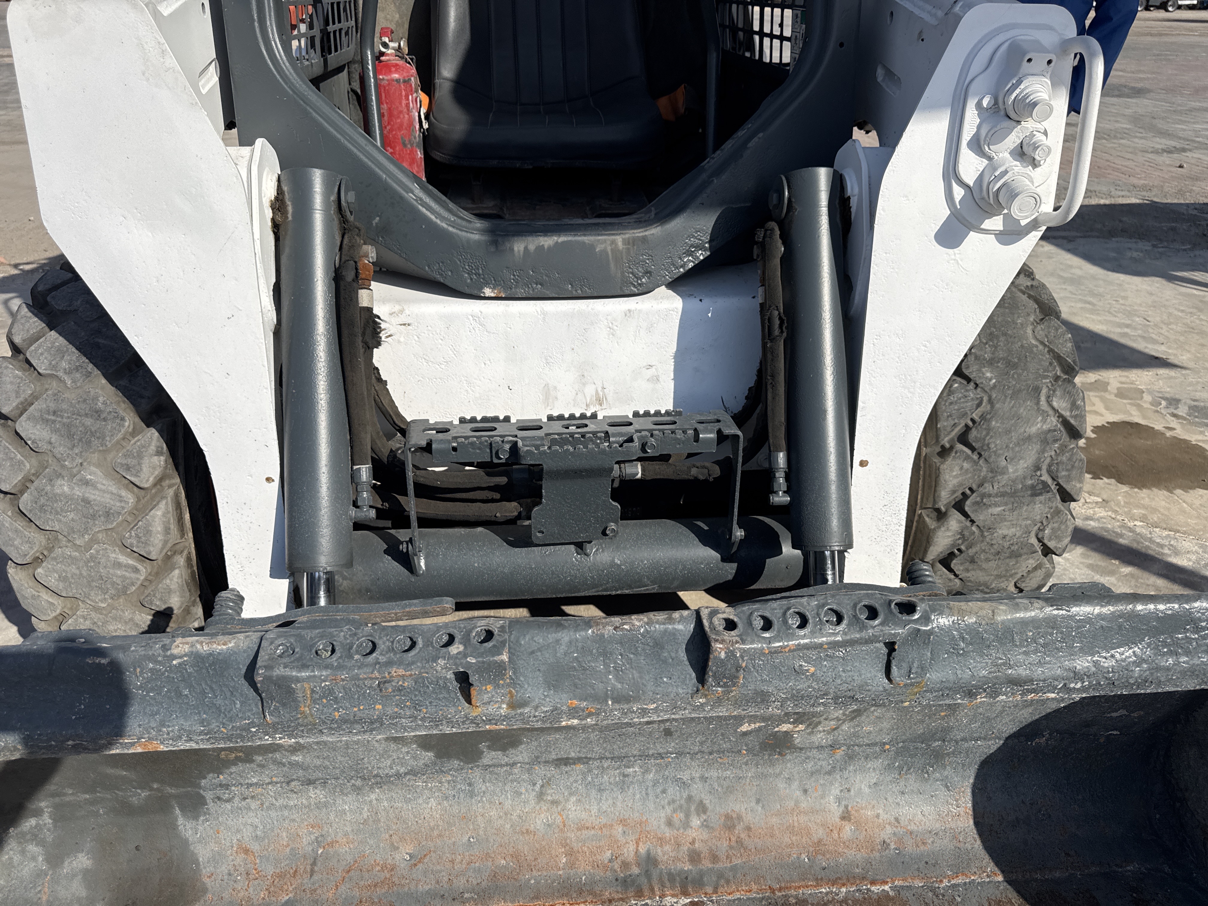 SSL-021-Bobcat-S510-Skid-steer-loaders-inspection-Hydraulics-Bucket-tilt-cylinders-1