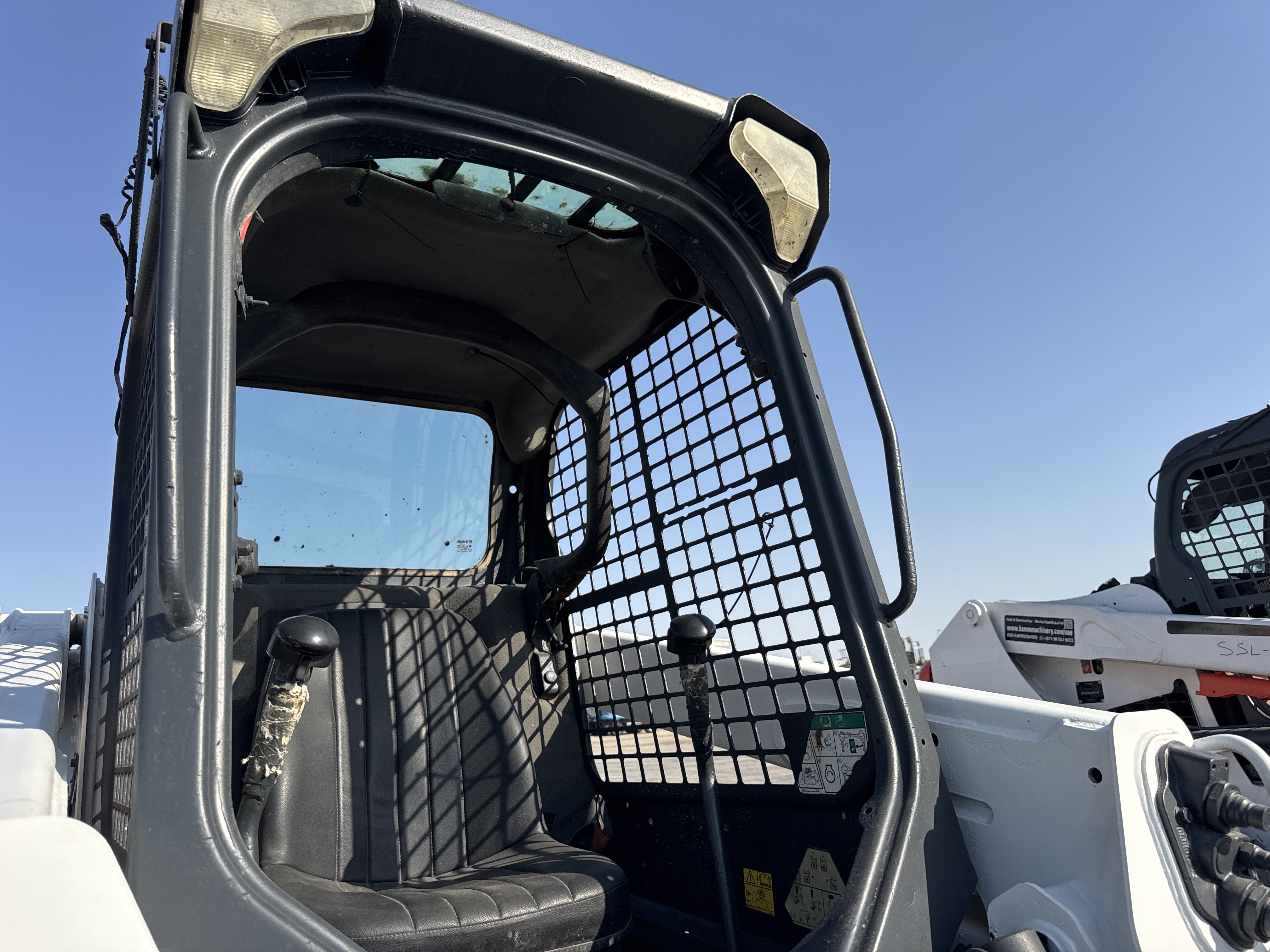 SSL-022-بوبكات-S510-لوادر-انزلاقية-بعجلات-فحص-الهيكل-الدرابزين-1