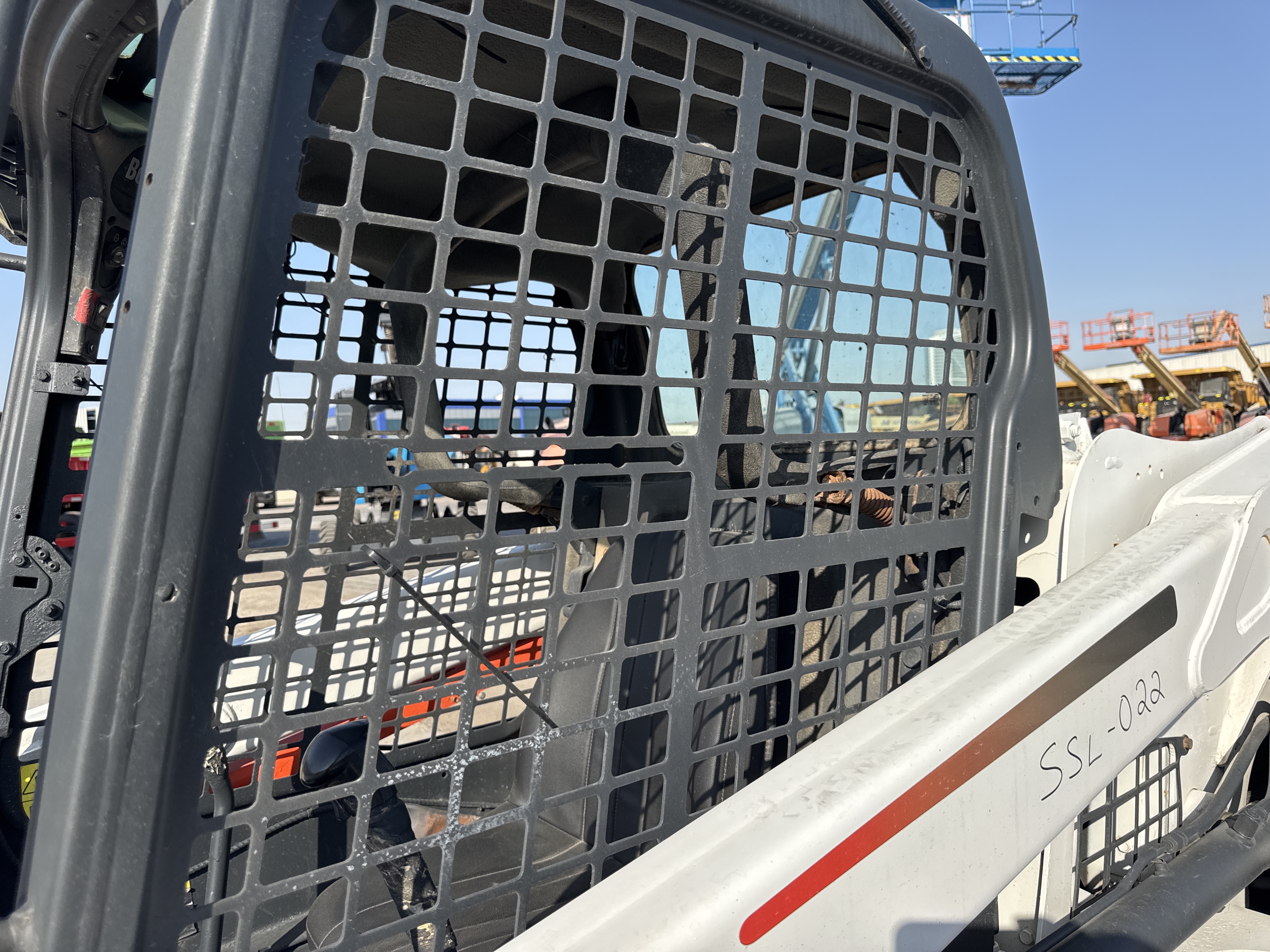 SSL-022-بوبكات-S510-لوادر-انزلاقية-بعجلات-فحص-الهيكل-الصفائح-المعدنية-(الفيبرجلاس)-1