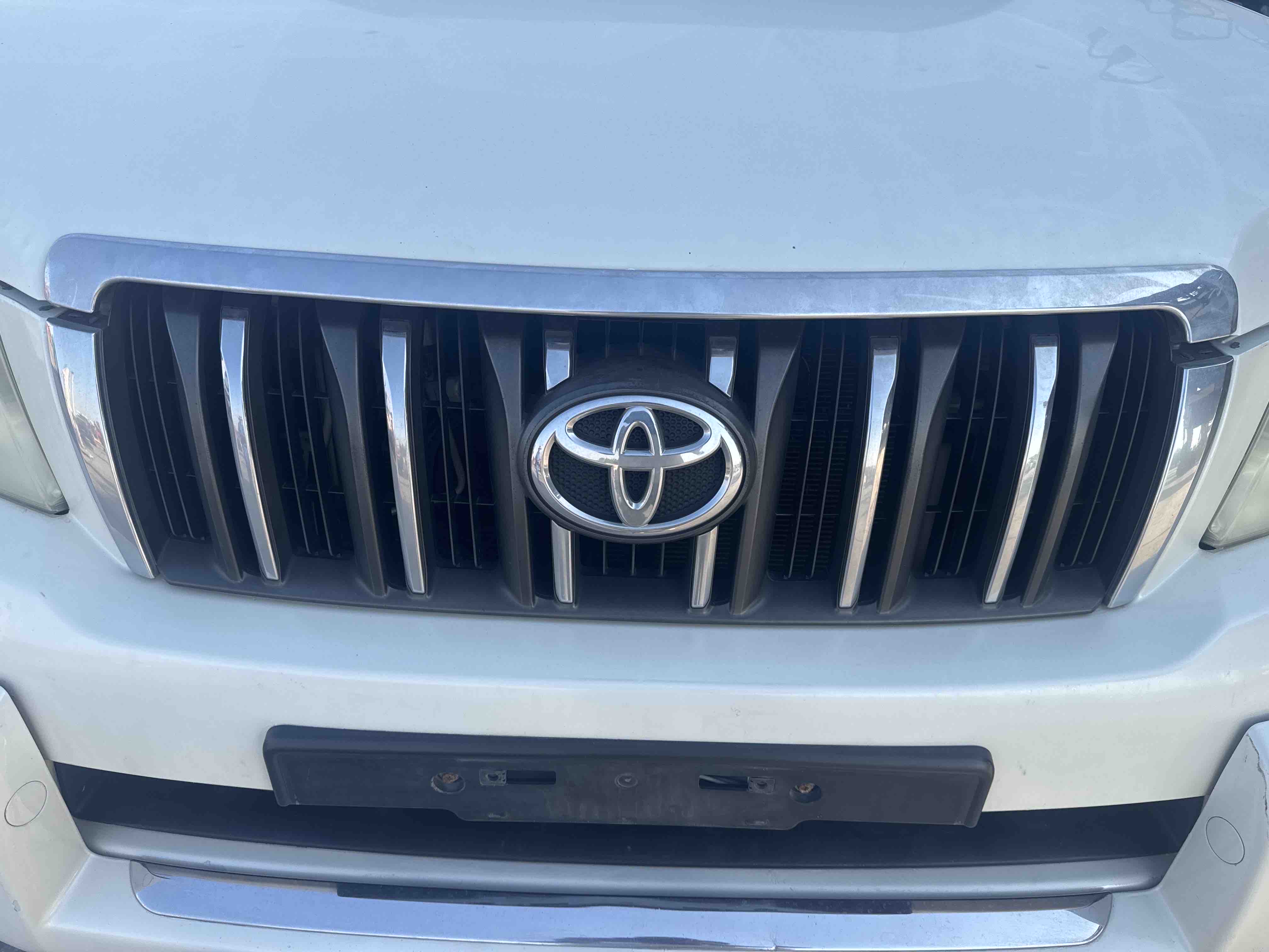 SUV-003-تويوتا-Land-Cruiser-Prado-المركبات-الرياضية-فحص-صور-خار-جية-الشبكة-الأمامية-والمصد-1