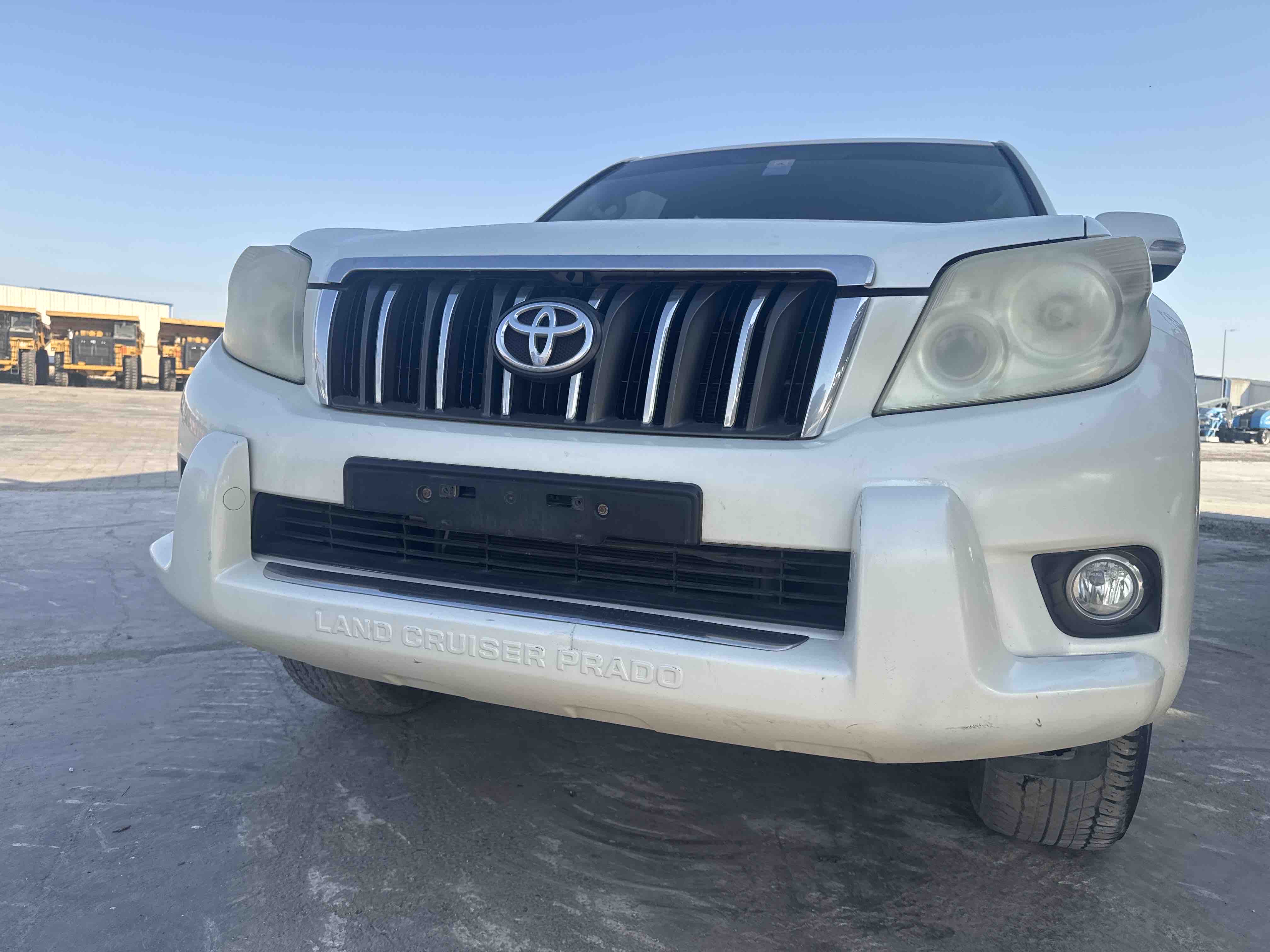 SUV-003-تويوتا-Land-Cruiser-Prado-المركبات-الرياضية-فحص-صور-خار-جية-الشبكة-الأمامية-والمصد-1