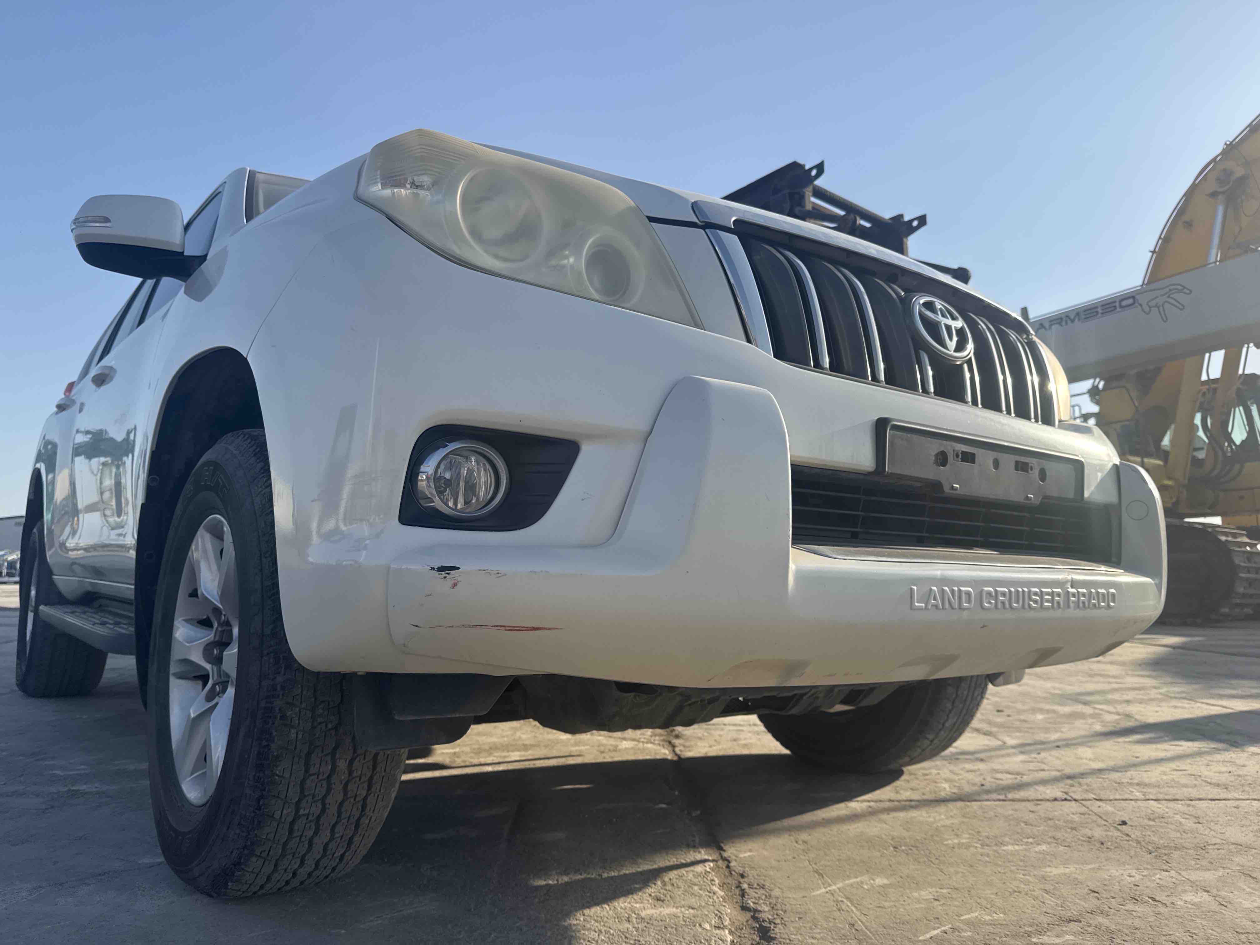 SUV-003-تويوتا-Land-Cruiser-Prado-المركبات-الرياضية-فحص-صور-خار-جية-الشبكة-الأمامية-والمصد-1