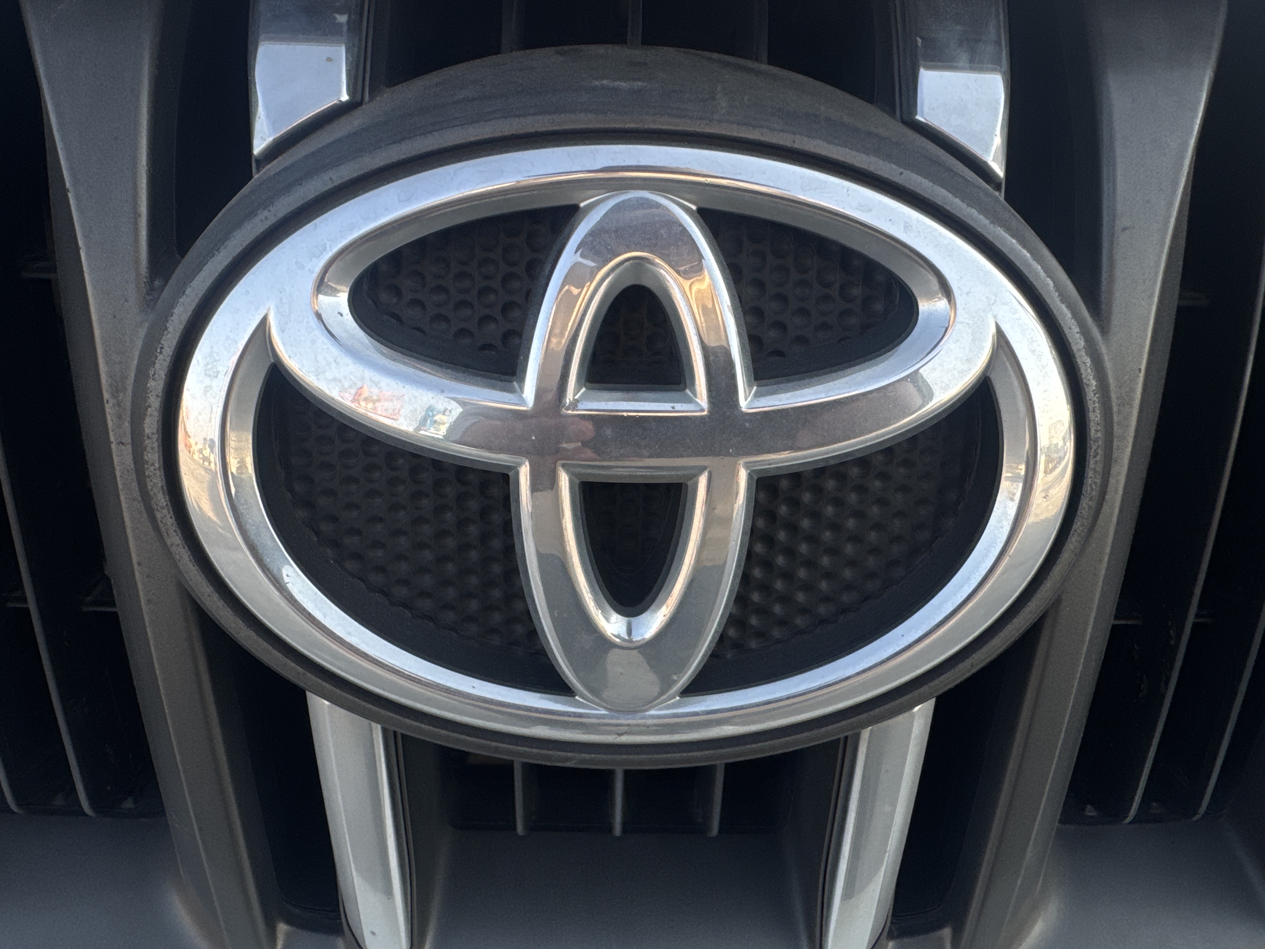 SUV-003-تويوتا-Land-Cruiser-Prado-المركبات-الرياضية-فحص-صور-خار-جية-الشعار-الأمامي-1