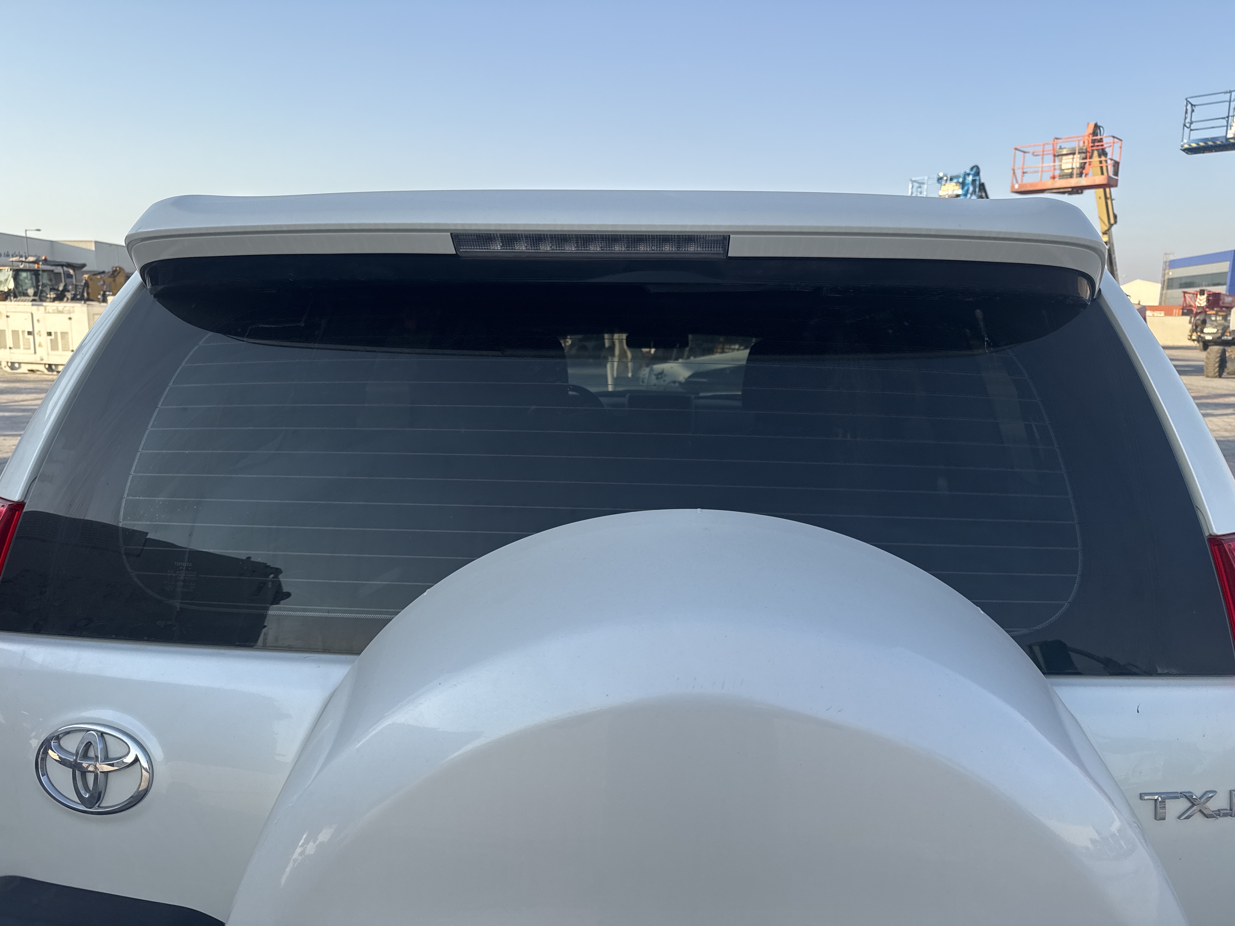 SUV-003-تويوتا-Land-Cruiser-Prado-المركبات-الرياضية-فحص-صور-خار-جية-الزجاج-الخلفي-1