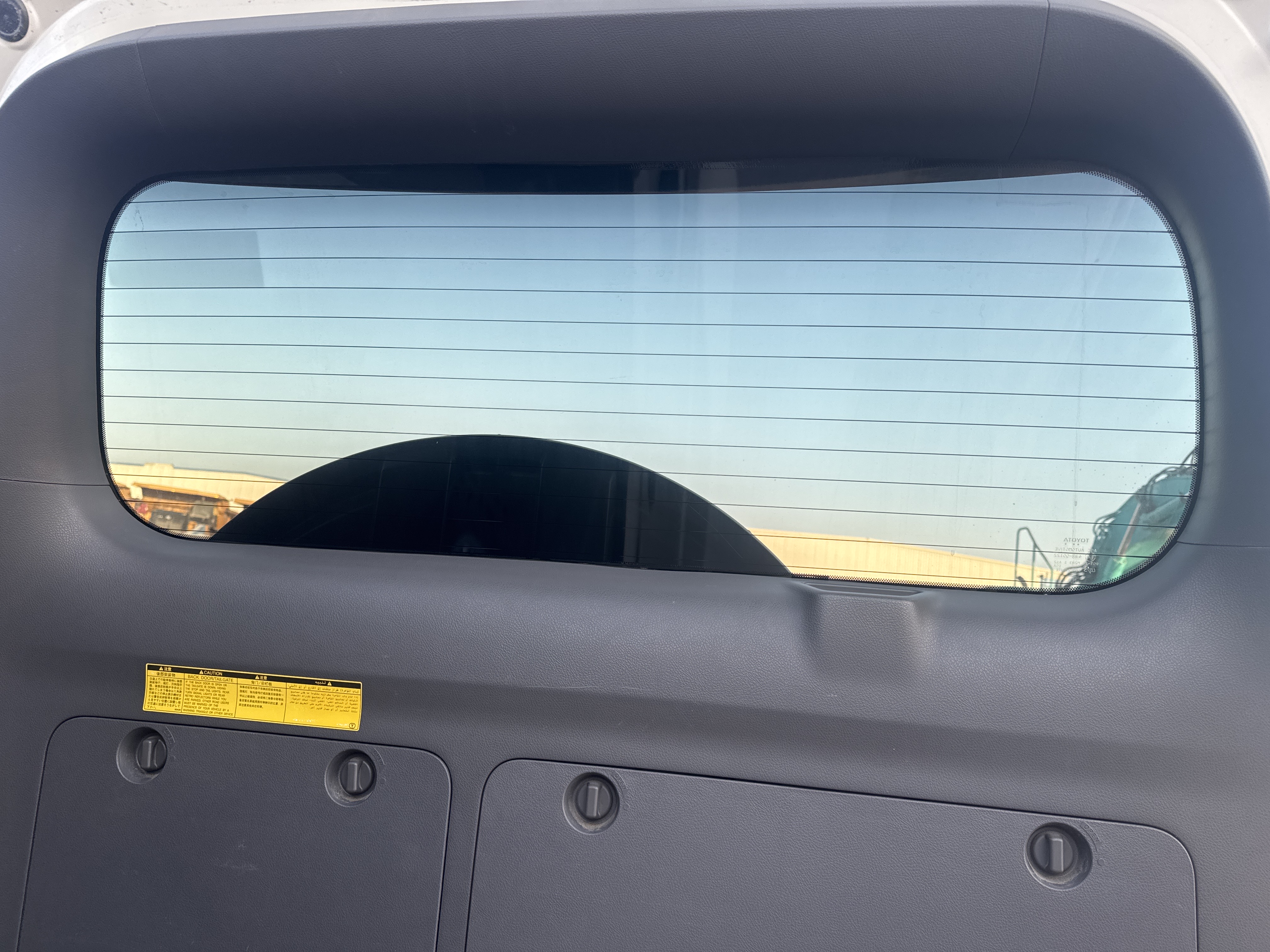 SUV-003-تويوتا-Land-Cruiser-Prado-المركبات-الرياضية-فحص-صور-خار-جية-الزجاج-الخلفي-1