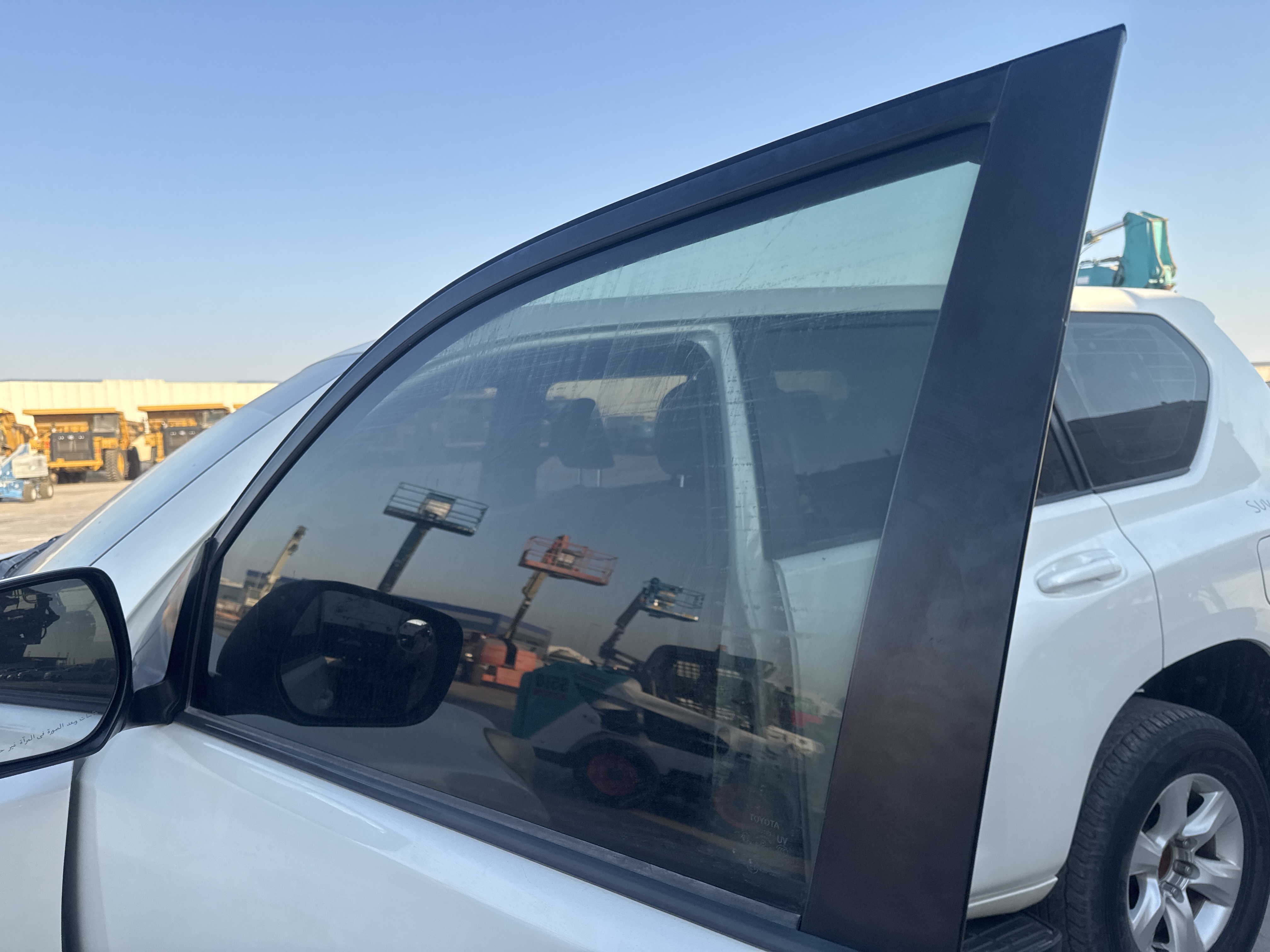 SUV-003-تويوتا-Land-Cruiser-Prado-المركبات-الرياضية-فحص-صور-خار-جية-زجاج-الباب-الأمامي-الأيسر-1