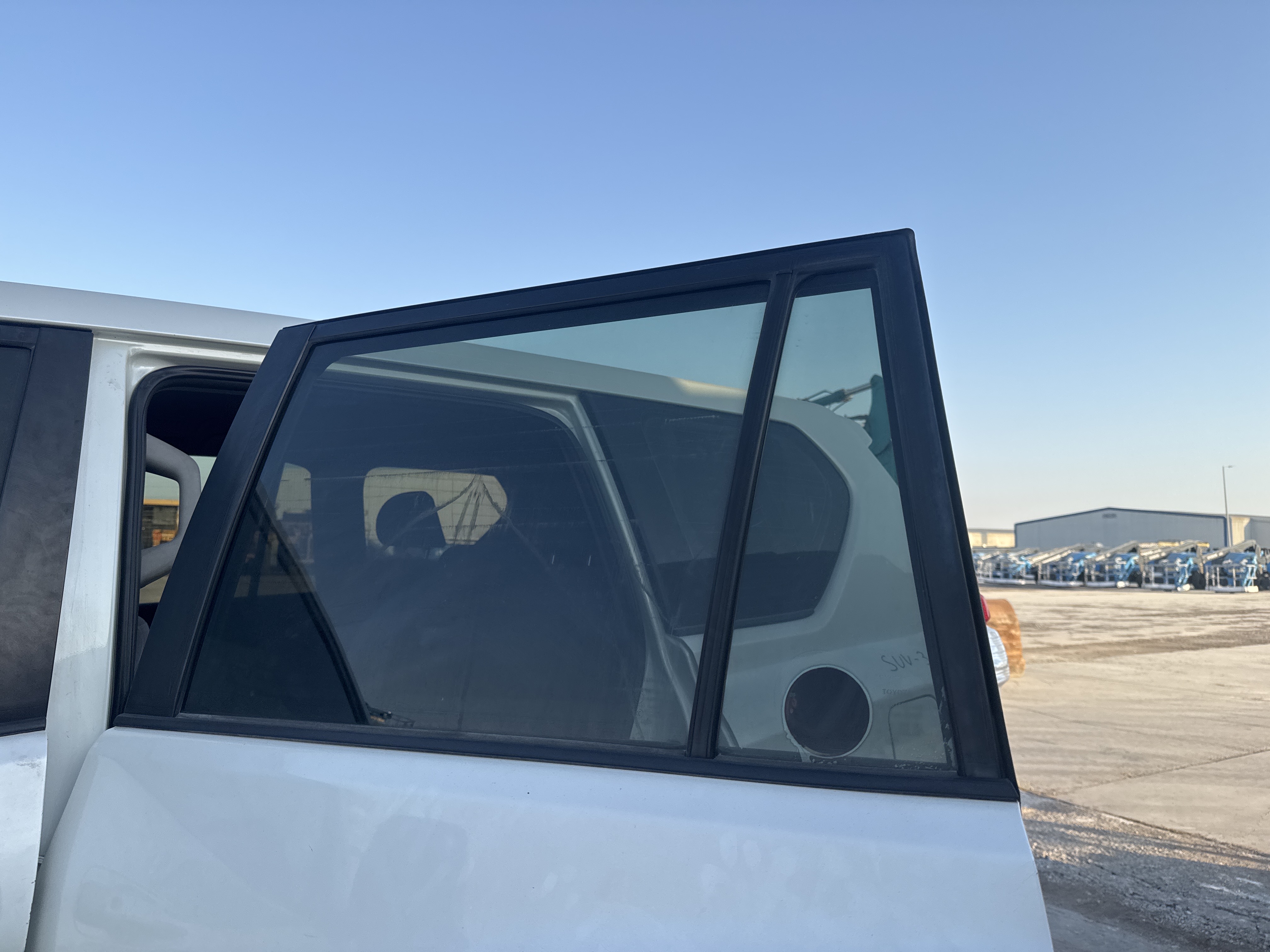 SUV-003-تويوتا-Land-Cruiser-Prado-المركبات-الرياضية-فحص-صور-خار-جية-زجاج-الباب-الخلفي-الأيسر-1