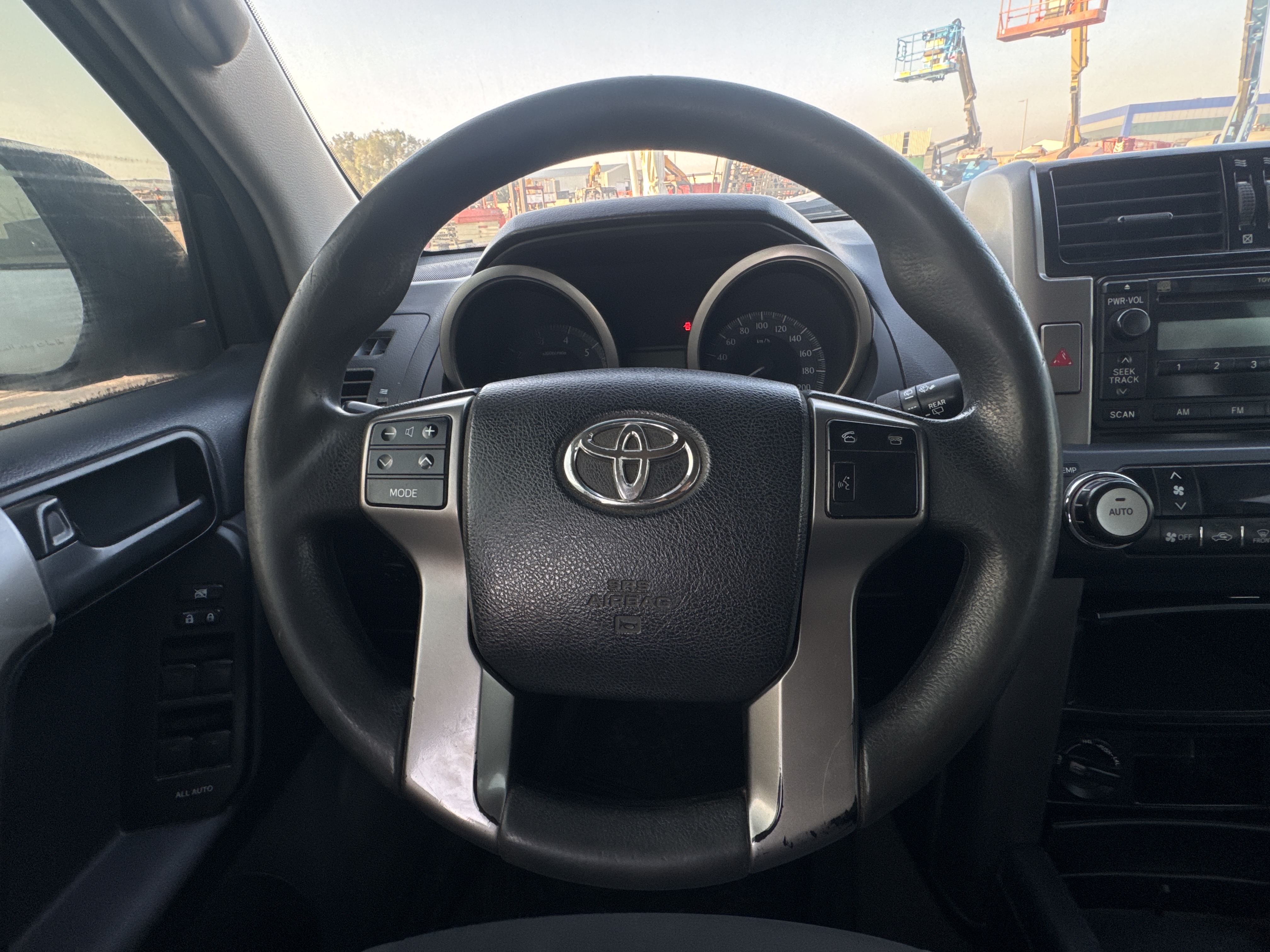 SUV-003-تويوتا-Land-Cruiser-Prado-المركبات-الرياضية-فحص-المظهر-الداخلي-عجلة-القيادة-1