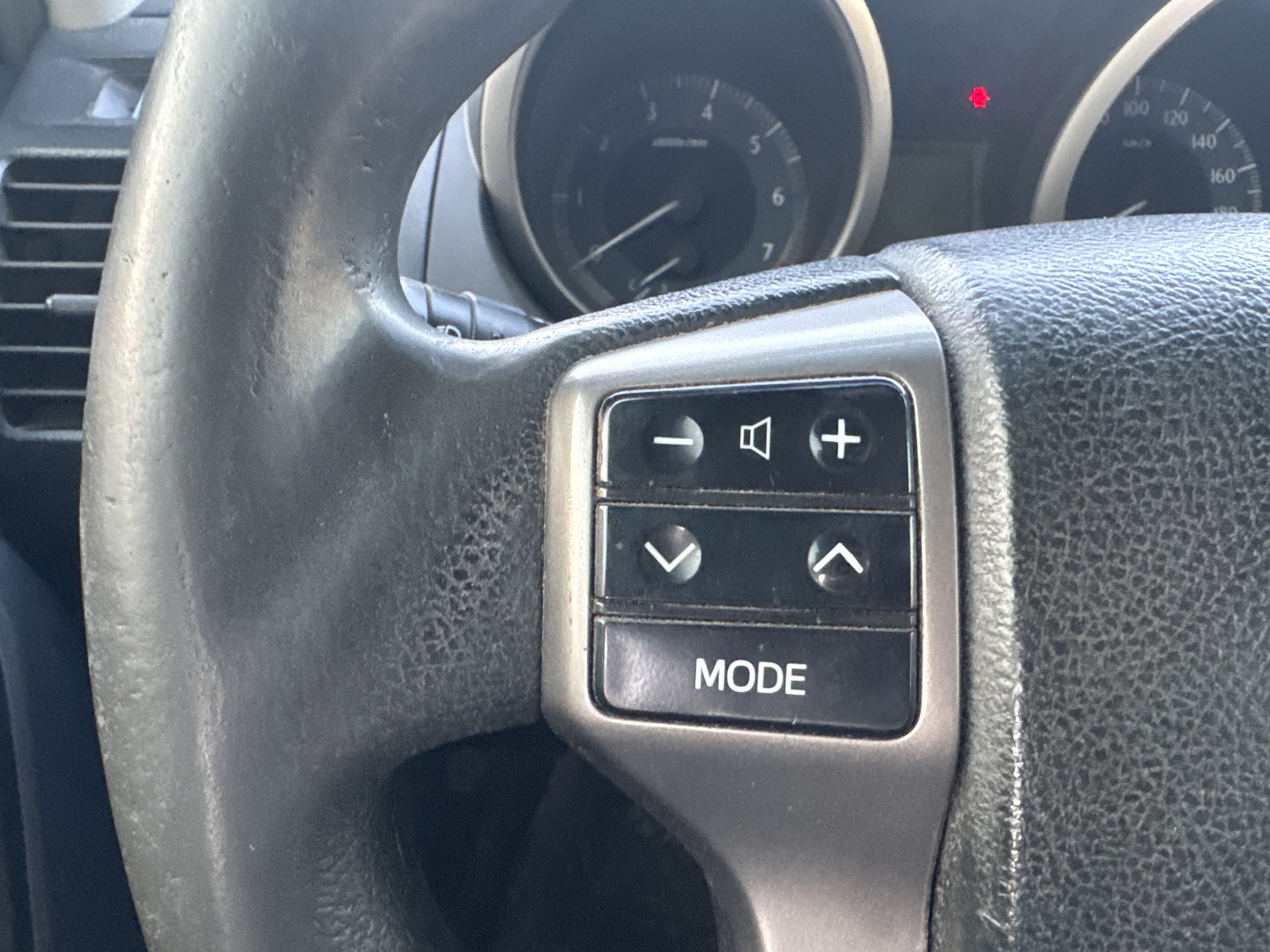 SUV-003-تويوتا-Land-Cruiser-Prado-المركبات-الرياضية-فحص-المظهر-الداخلي-أدوات-التحكم-المثبتة-على-عجلة-القيادة-1