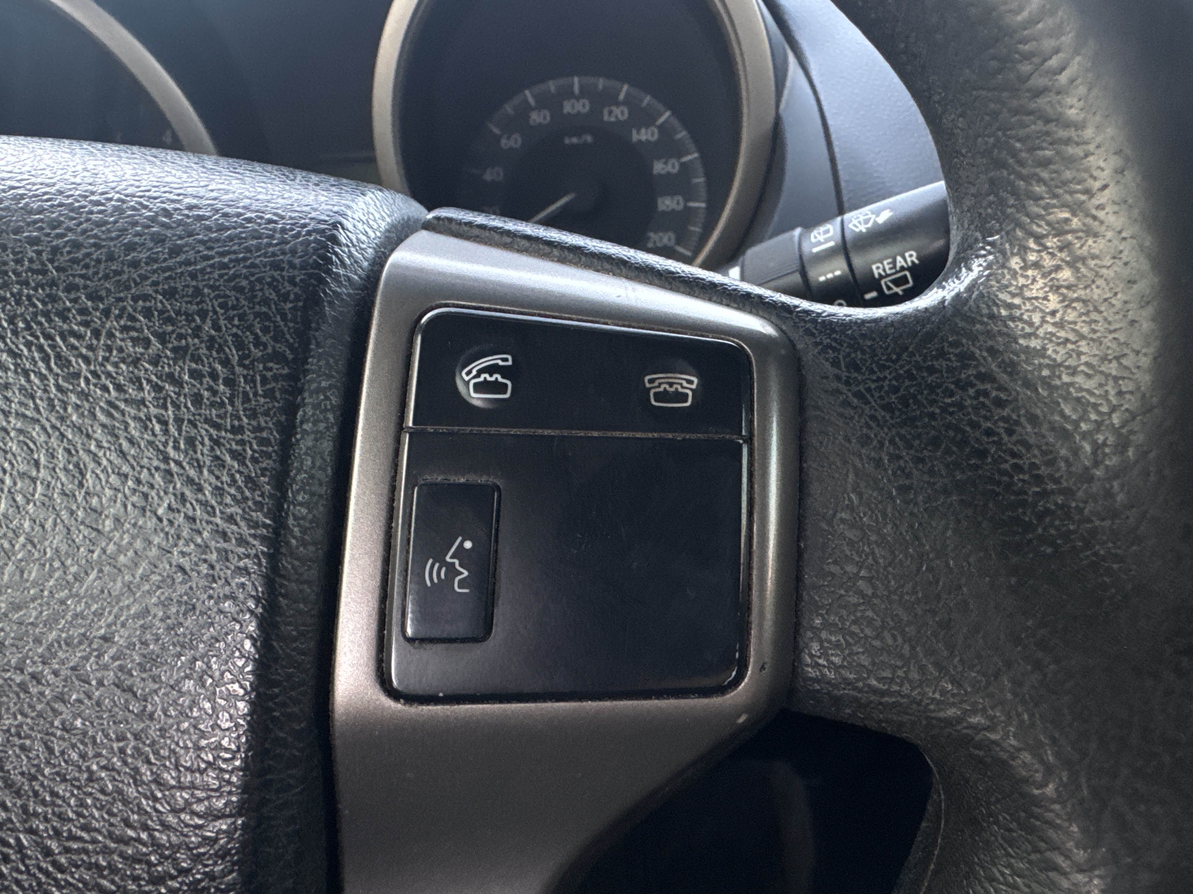 SUV-003-تويوتا-Land-Cruiser-Prado-المركبات-الرياضية-فحص-المظهر-الداخلي-أدوات-التحكم-المثبتة-على-عجلة-القيادة-1