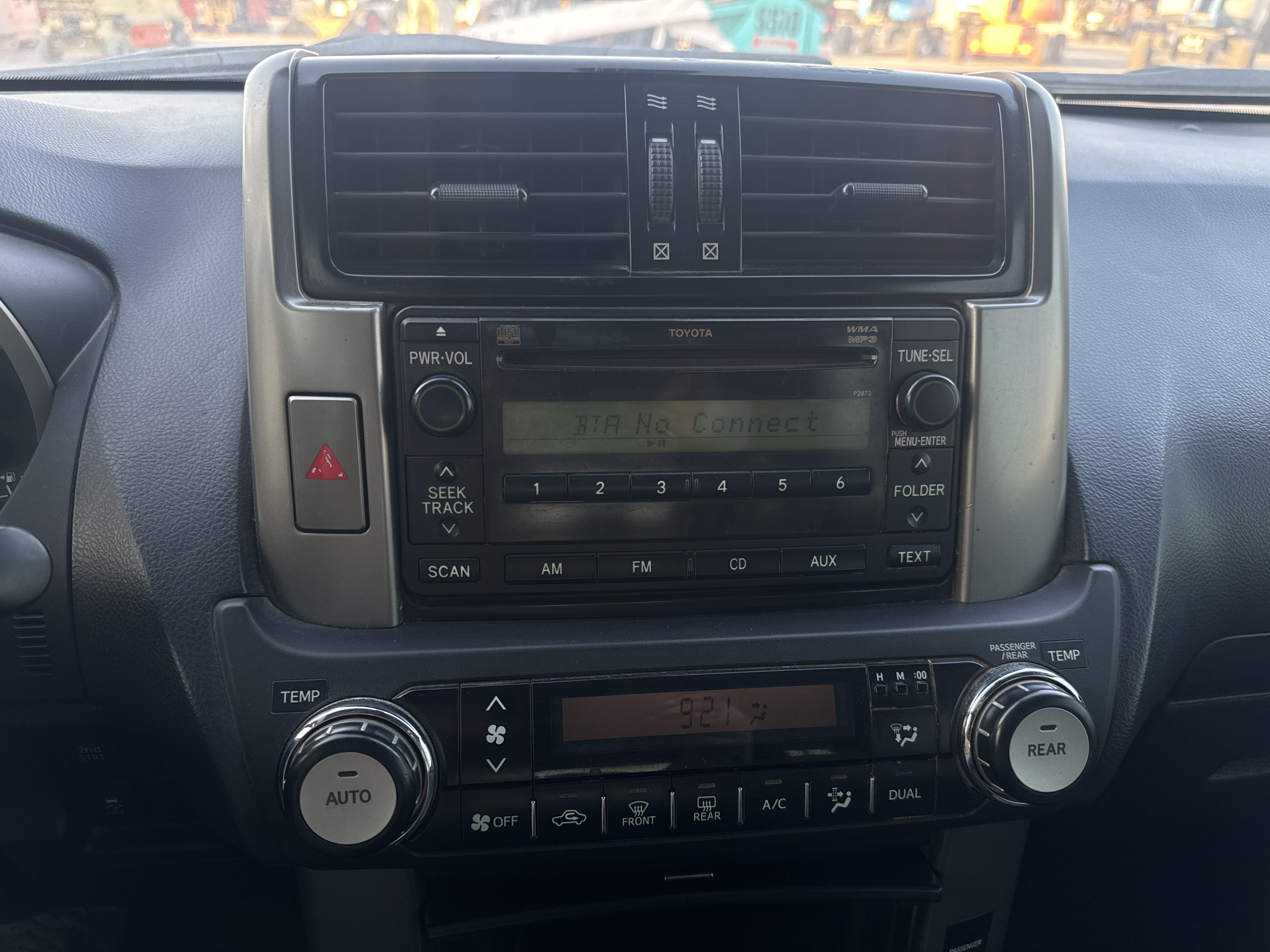 SUV-003-تويوتا-Land-Cruiser-Prado-المركبات-الرياضية-فحص-المظهر-الداخلي-الشاشة-المركزية-1