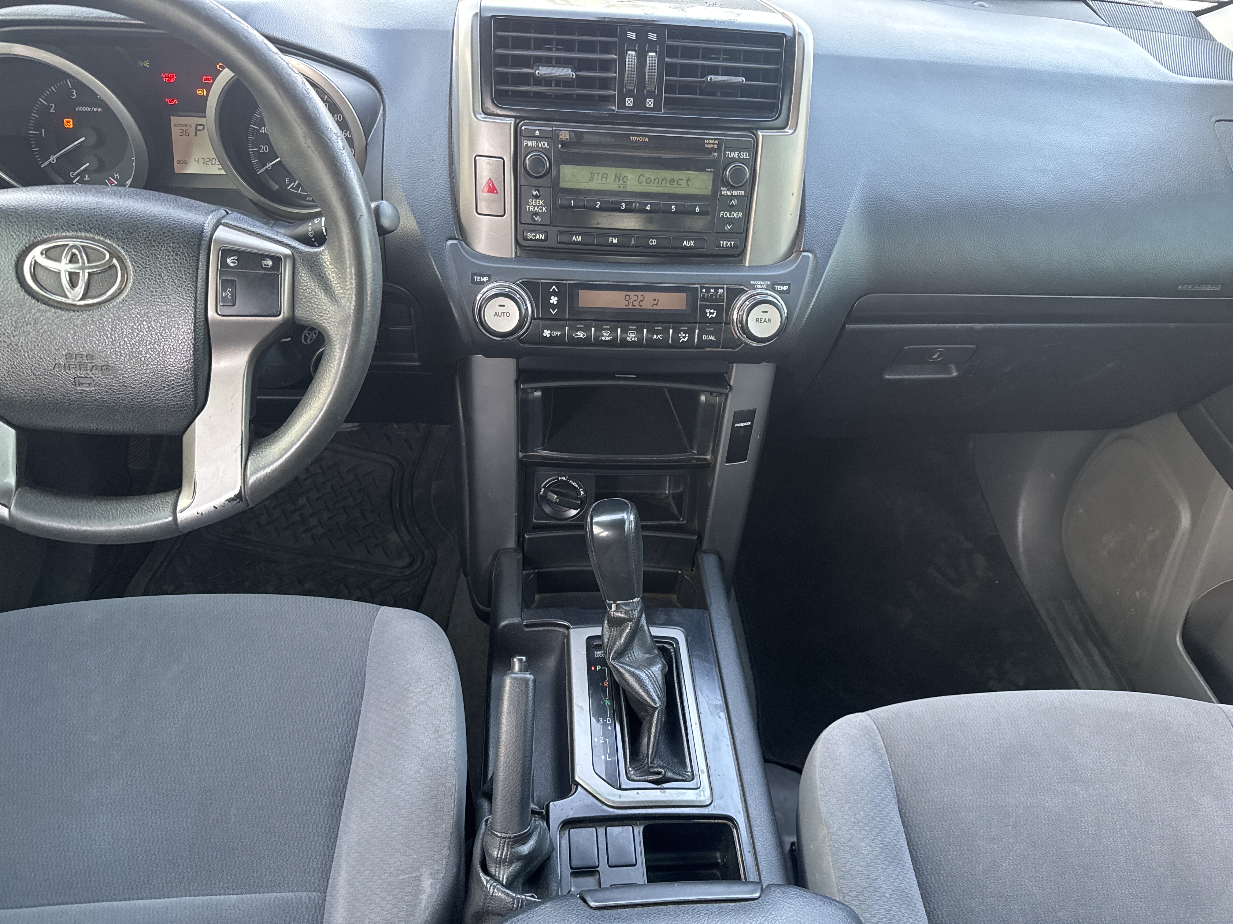 SUV-003-تويوتا-Land-Cruiser-Prado-المركبات-الرياضية-فحص-المظهر-الداخلي-وحدة-التحكم-المركزية-1