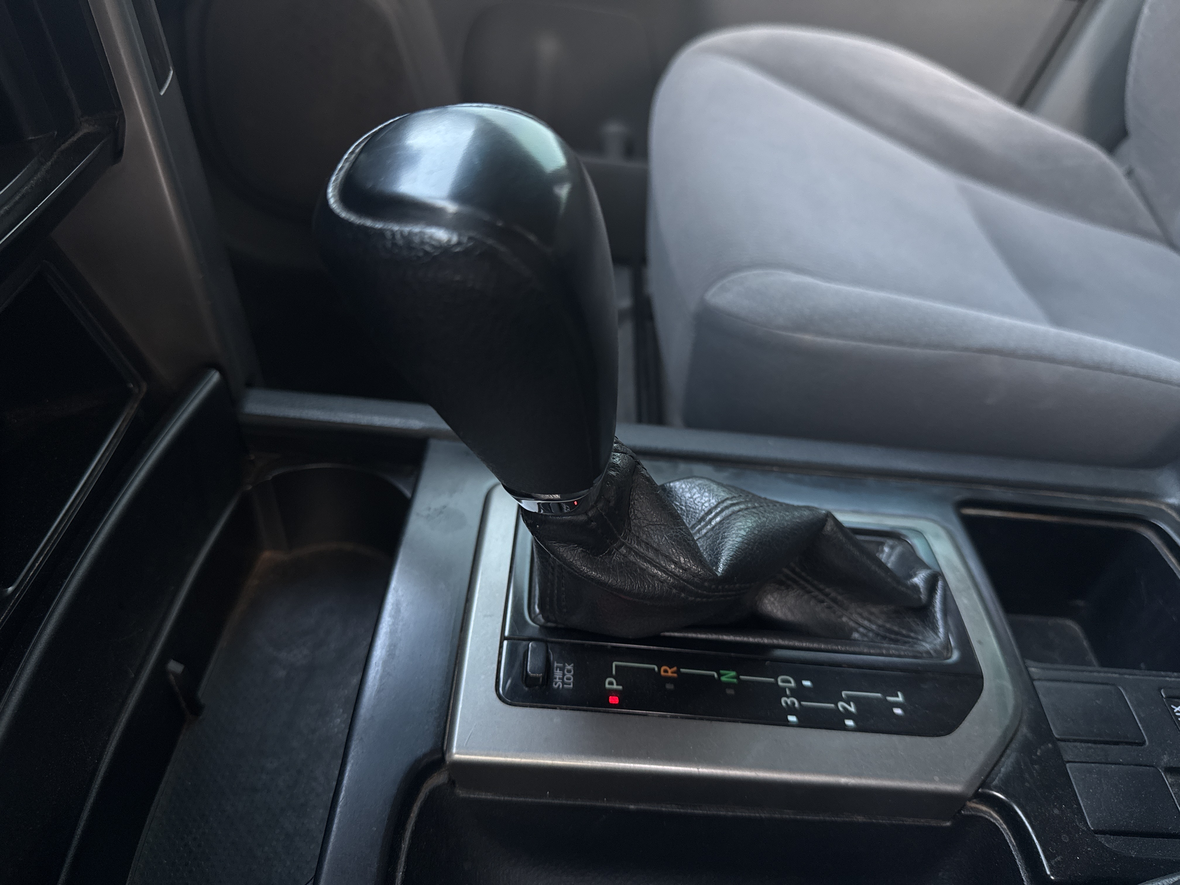 SUV-003-تويوتا-Land-Cruiser-Prado-المركبات-الرياضية-فحص-المظهر-الداخلي-مقبض-ناقل-الحركة-1